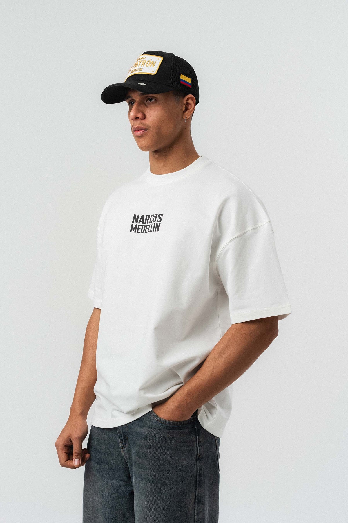 Narcos Medellin Nakış Detaylı Beyaz Oversize Baskılı T-Shirt