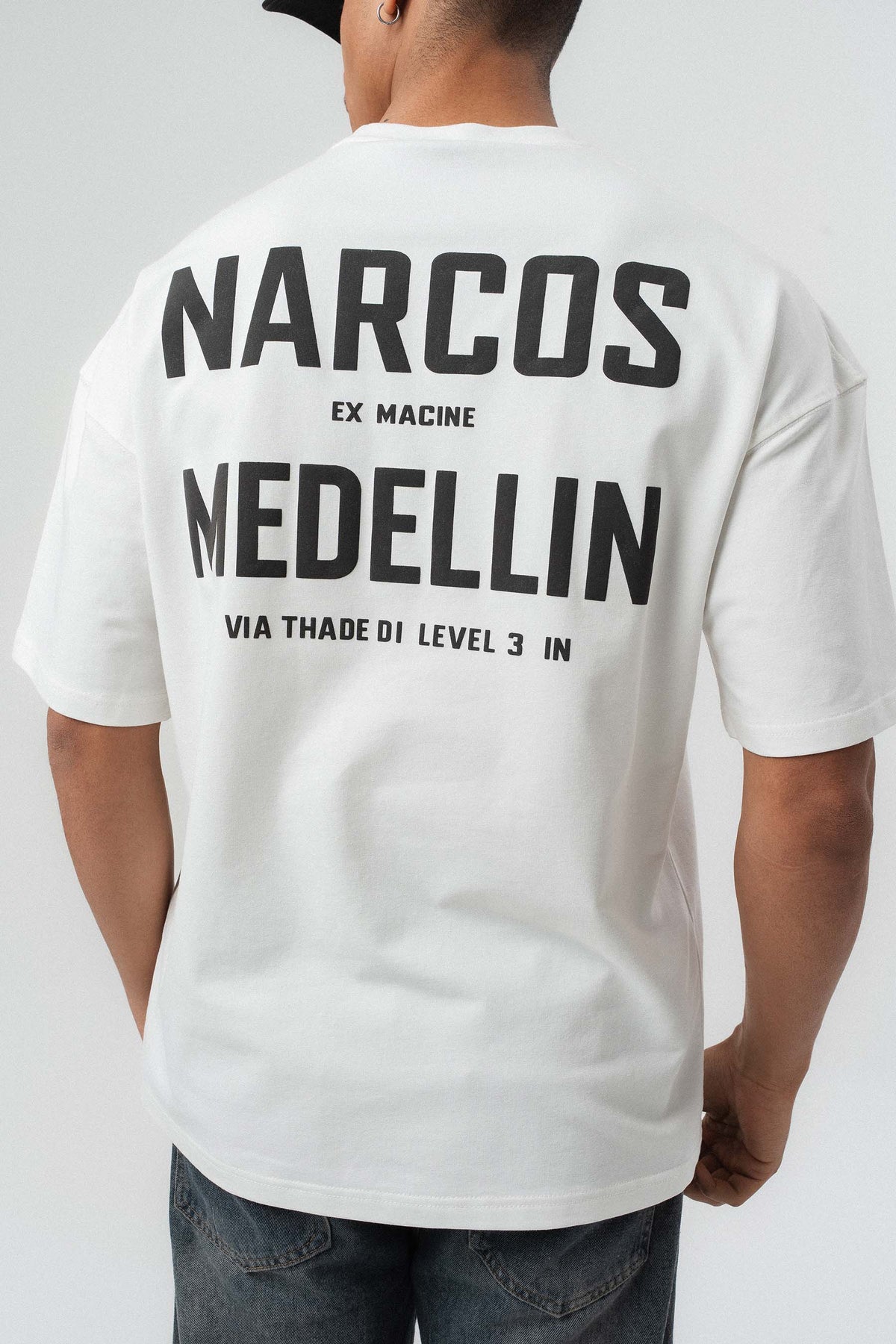 Narcos Medellin Nakış Detaylı Beyaz Oversize Baskılı T-Shirt