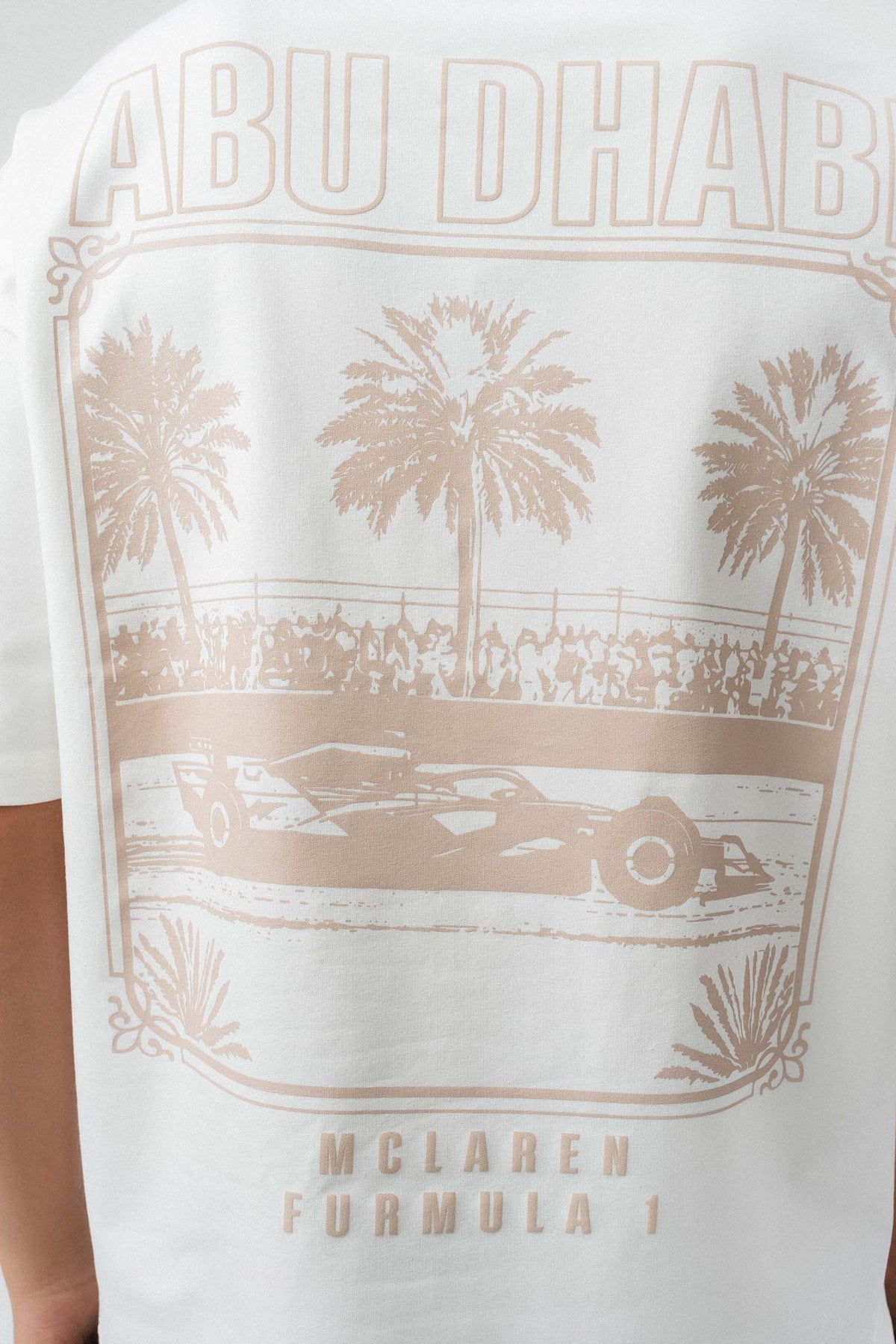 Abu Dabi Gold Kabartma Desenli Beyaz Oversize Baskılı T-Shirt