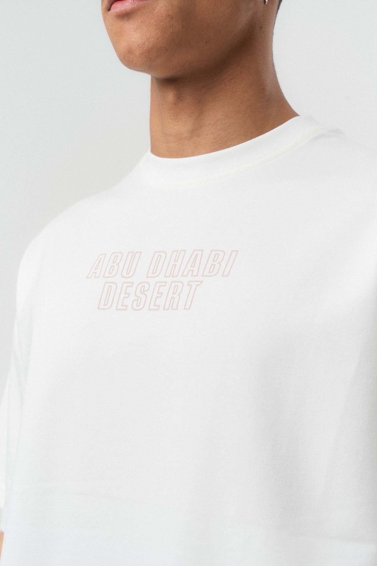 Abu Dabi Gold Kabartma Desenli Beyaz Oversize Baskılı T-Shirt