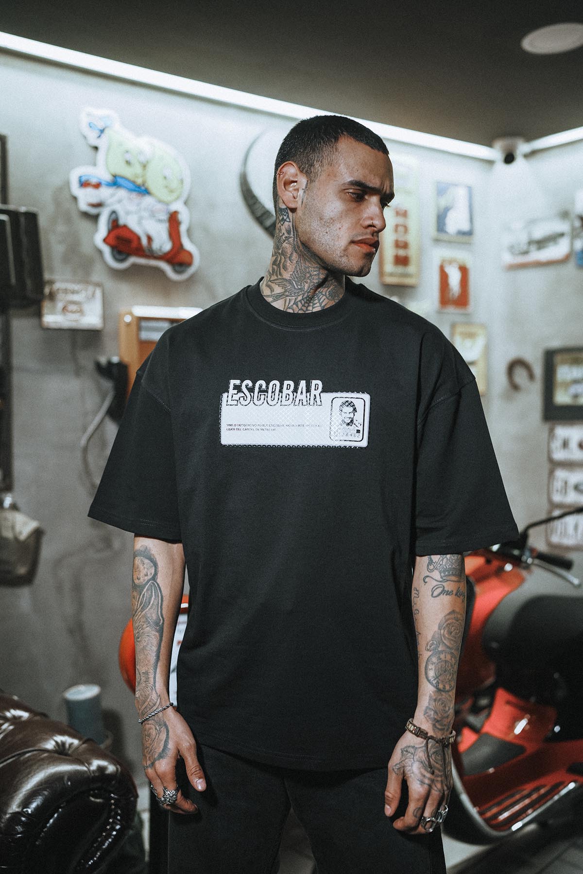 Escobar Ön Slikon Baskılı Oversize Siyah T-Shirt