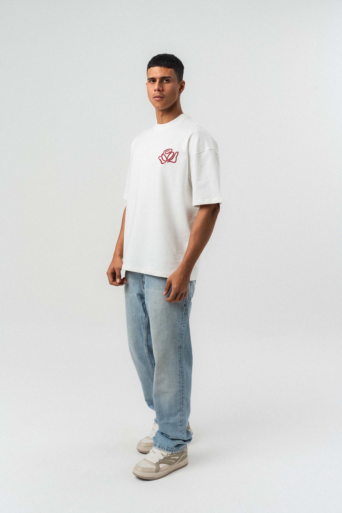 Etnik Desenli Nakış Detaylı Beyaz Oversize Baskılı T-Shirt