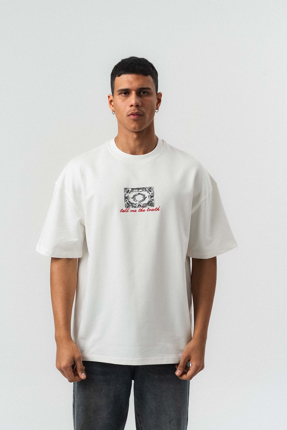 Tell me The Truth Nakış Detaylı Beyaz Oversize Baskılı T-Shirt