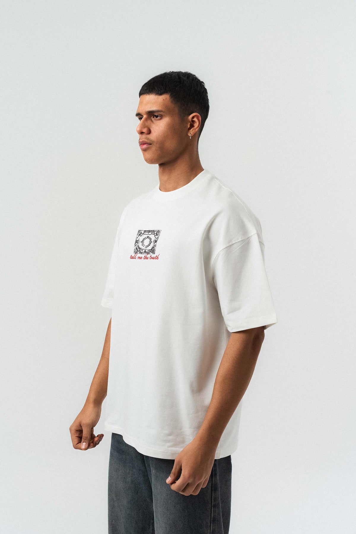 Tell me The Truth Nakış Detaylı Beyaz Oversize Baskılı T-Shirt