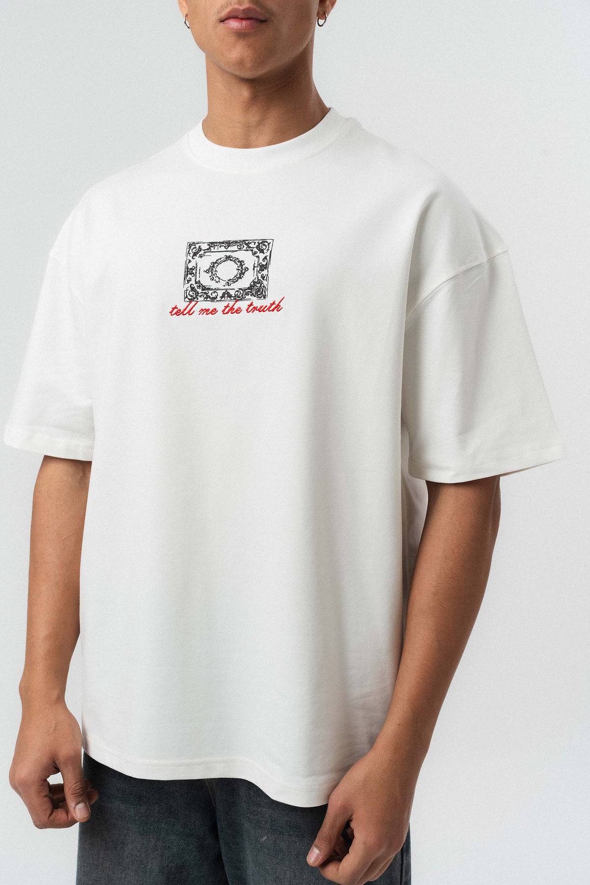 Tell me The Truth Nakış Detaylı Beyaz Oversize Baskılı T-Shirt