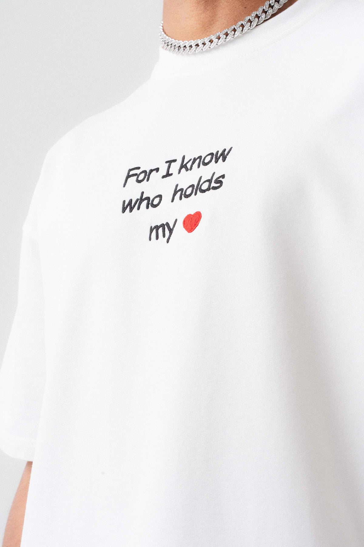 Who Holds My Heart Beyaz Oversize Baskılı T-Shirt