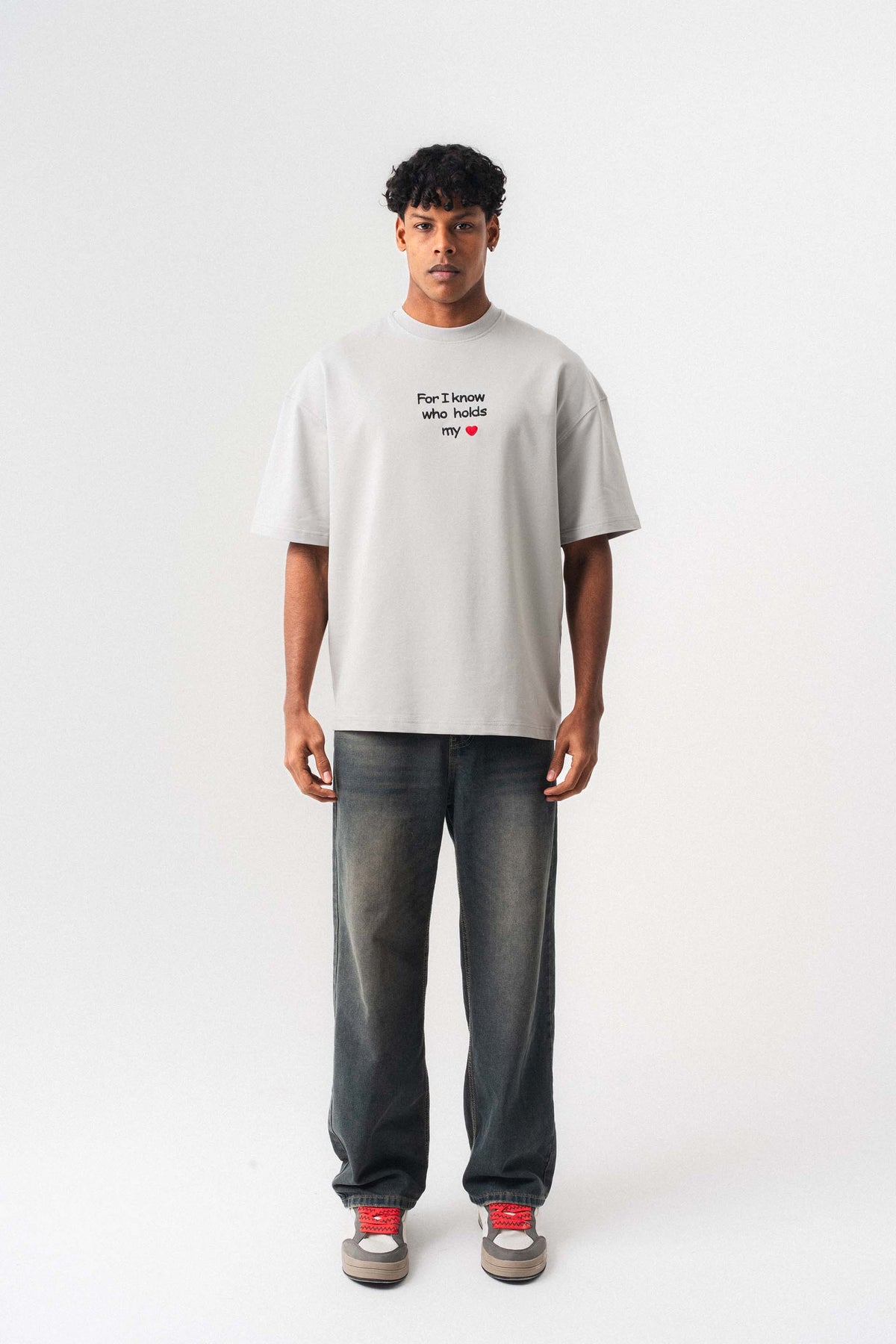 Who Holds My Heart Gri Oversize Baskılı T-Shirt