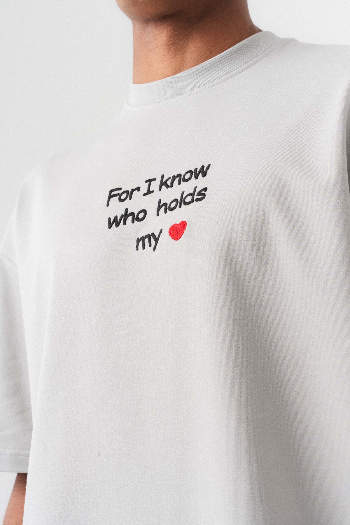 Who Holds My Heart Gri Oversize Baskılı T-Shirt