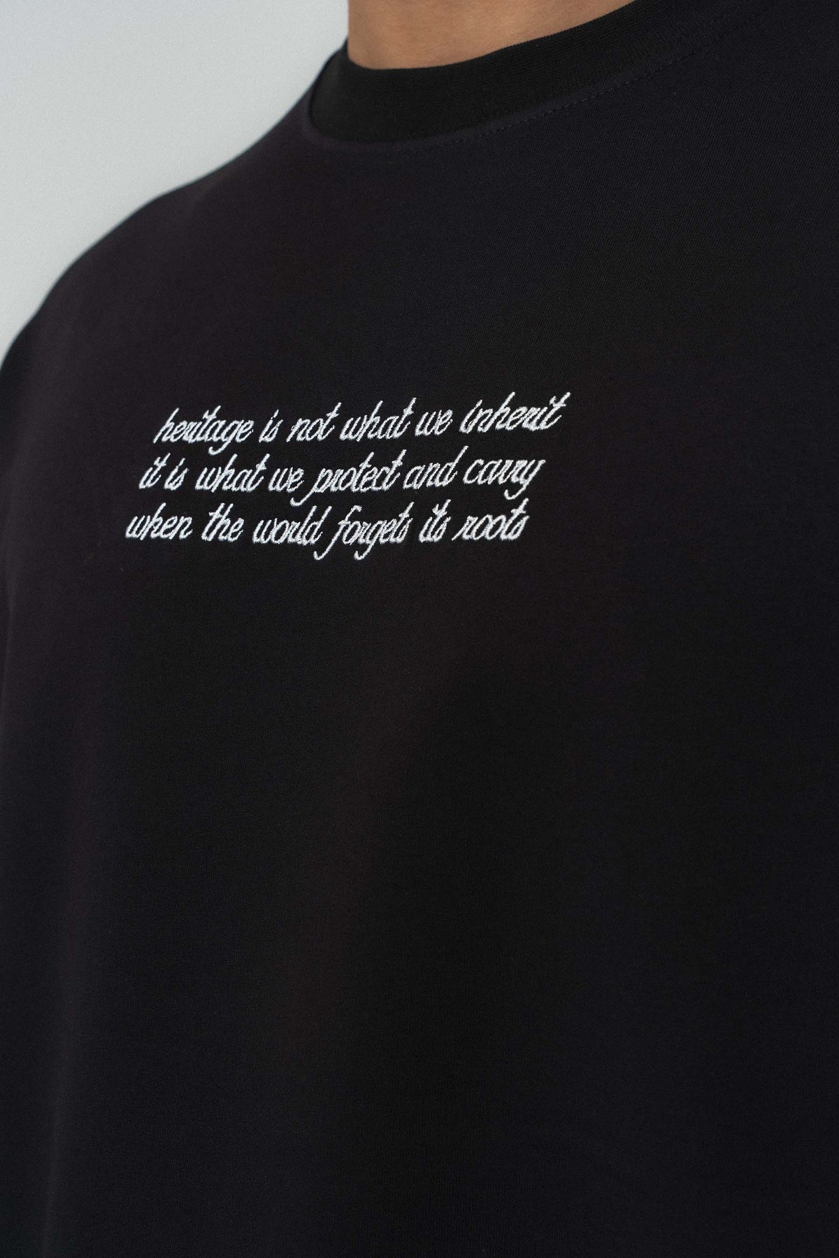 Metin Detaylı Etnik Desen Siyah Oversize Baskılı T-Shirt