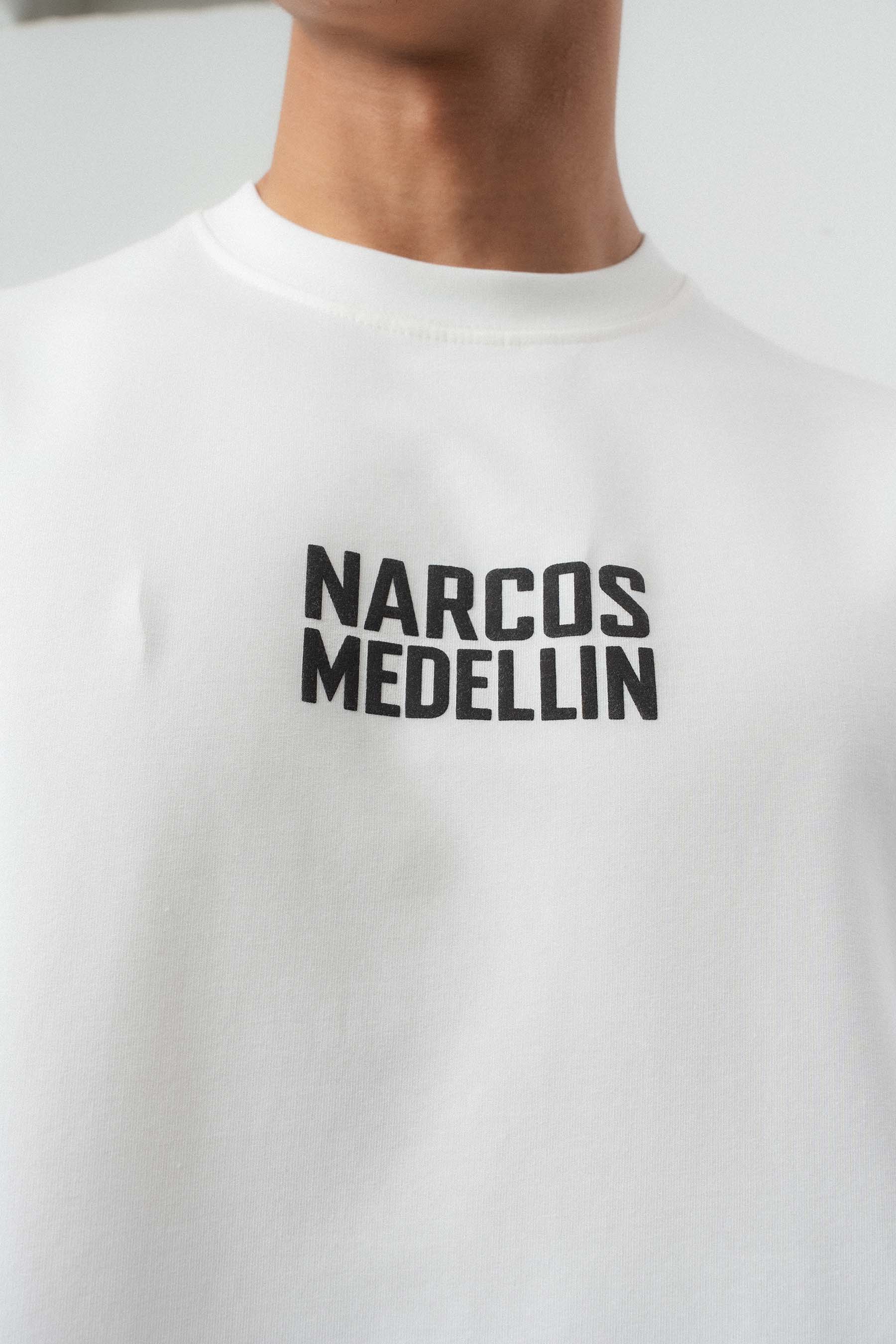 Narcos Medellin Nakış Detaylı Beyaz Oversize Baskılı T-Shirt
