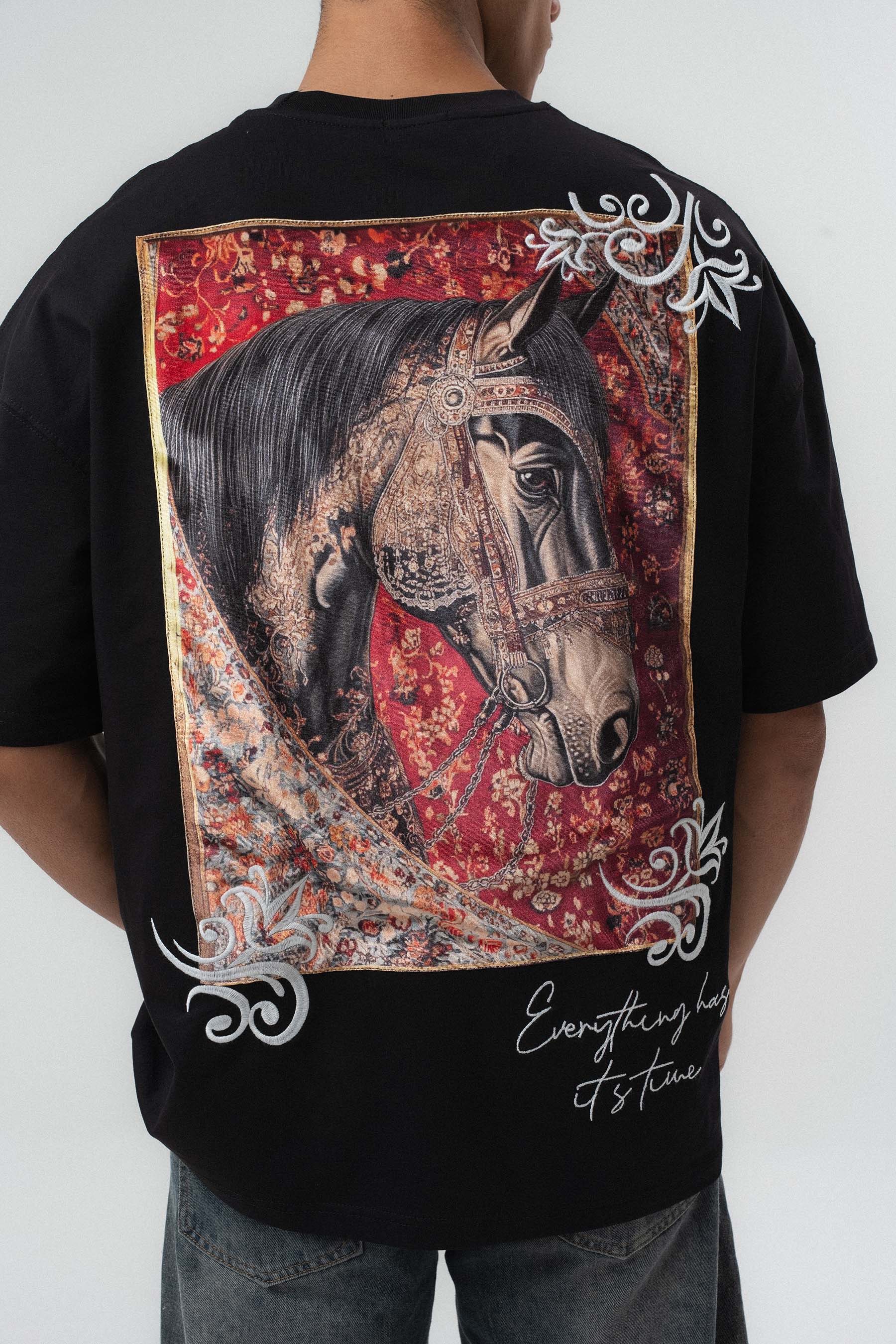 Everything Has Its Time Arkası Desenli Siyah Oversize Baskılı T-Shirt