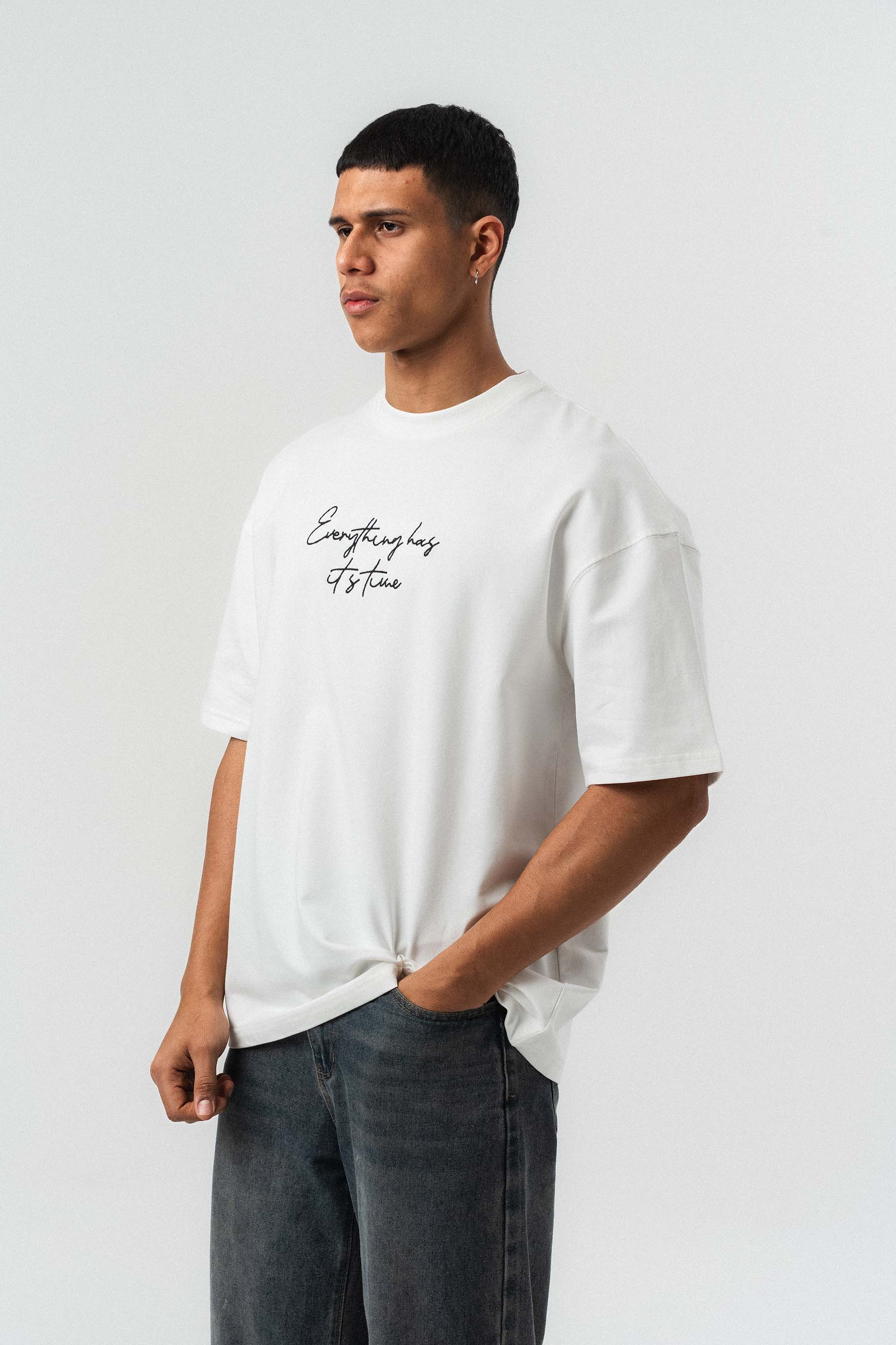 Everything Has Its Time Arkası Desenli Beyaz Oversize Baskılı T-Shirt