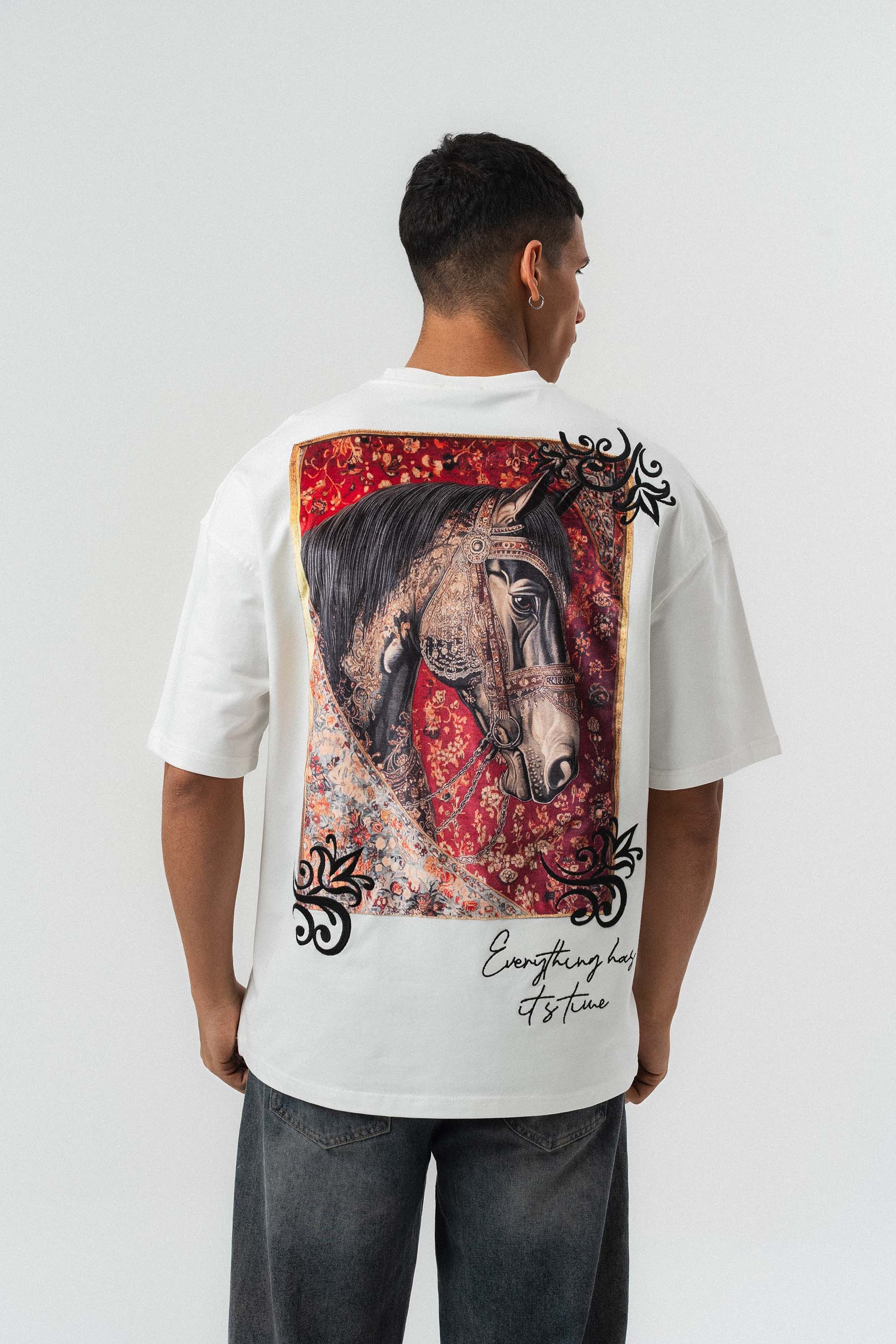 Everything Has Its Time Arkası Desenli Beyaz Oversize Baskılı T-Shirt