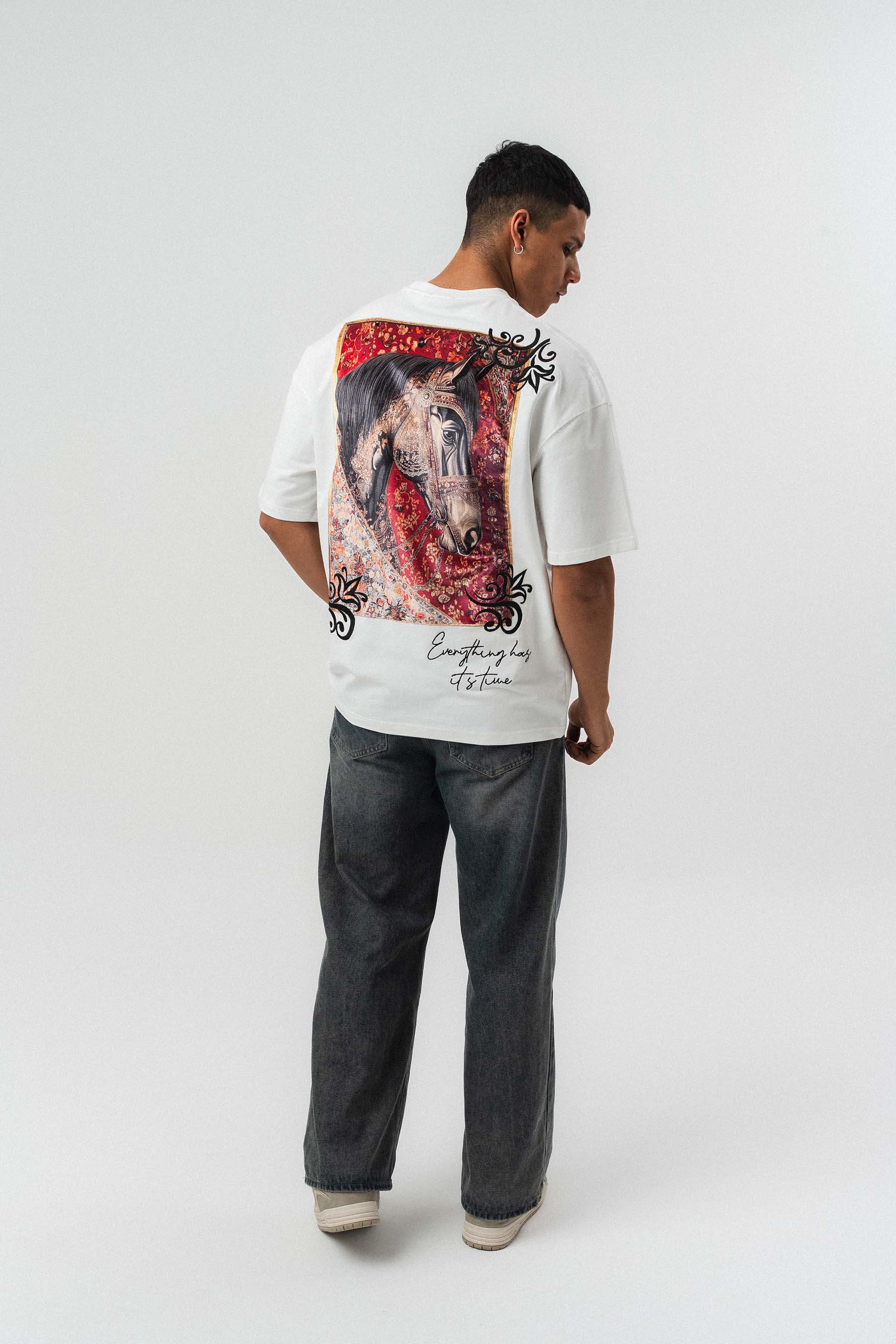 Everything Has Its Time Arkası Desenli Beyaz Oversize Baskılı T-Shirt