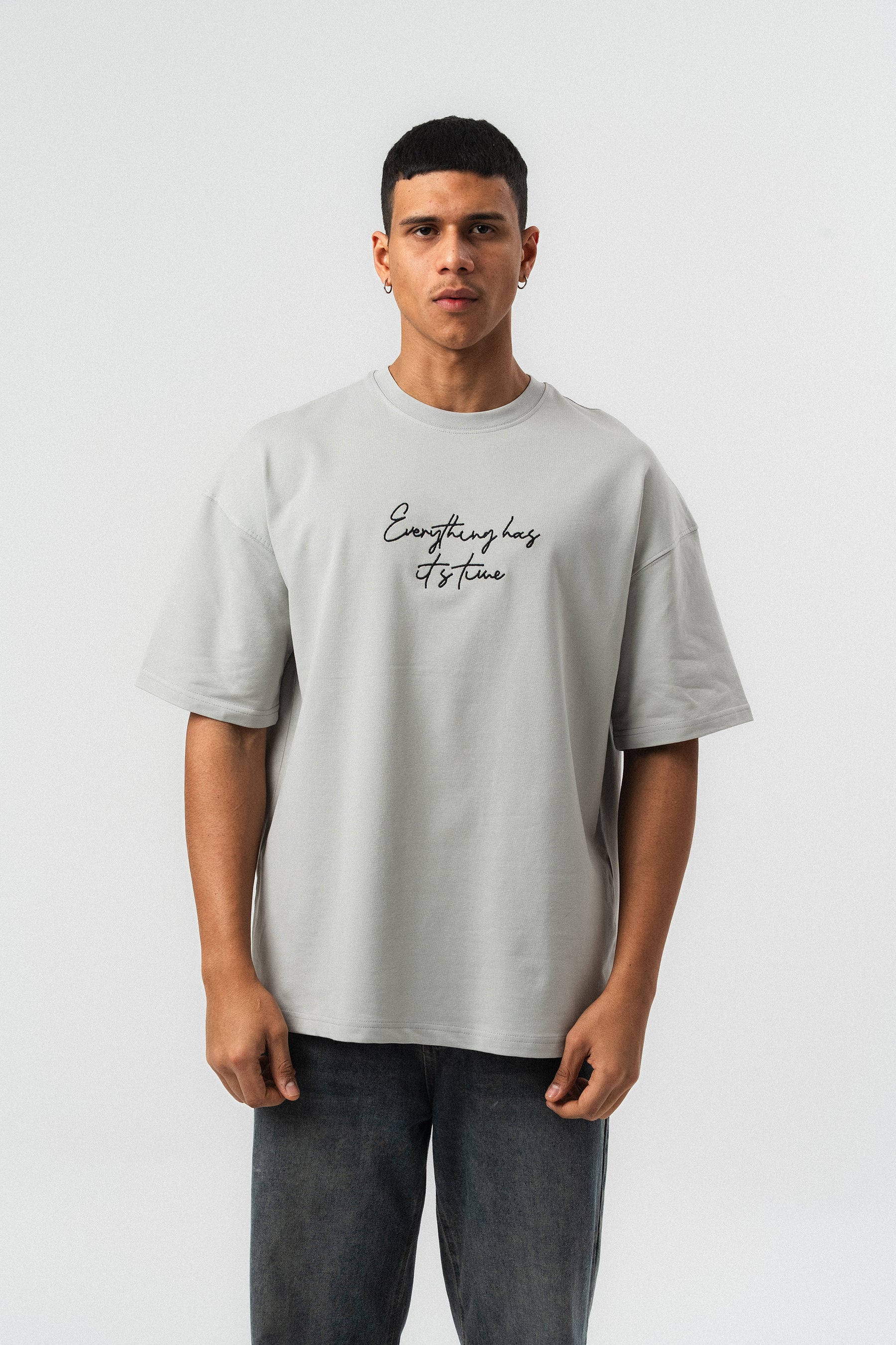 Everything Has Its Time Arkası Desenli Gri Oversize Baskılı T-Shirt