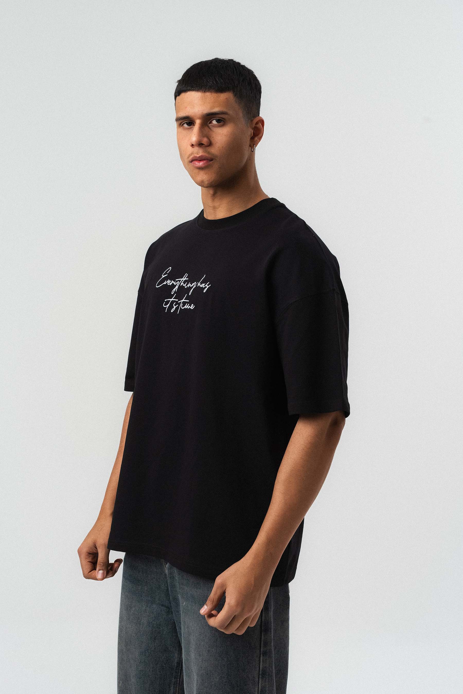 Everything Has Its Time Arkası Desenli Siyah Oversize Baskılı T-Shirt
