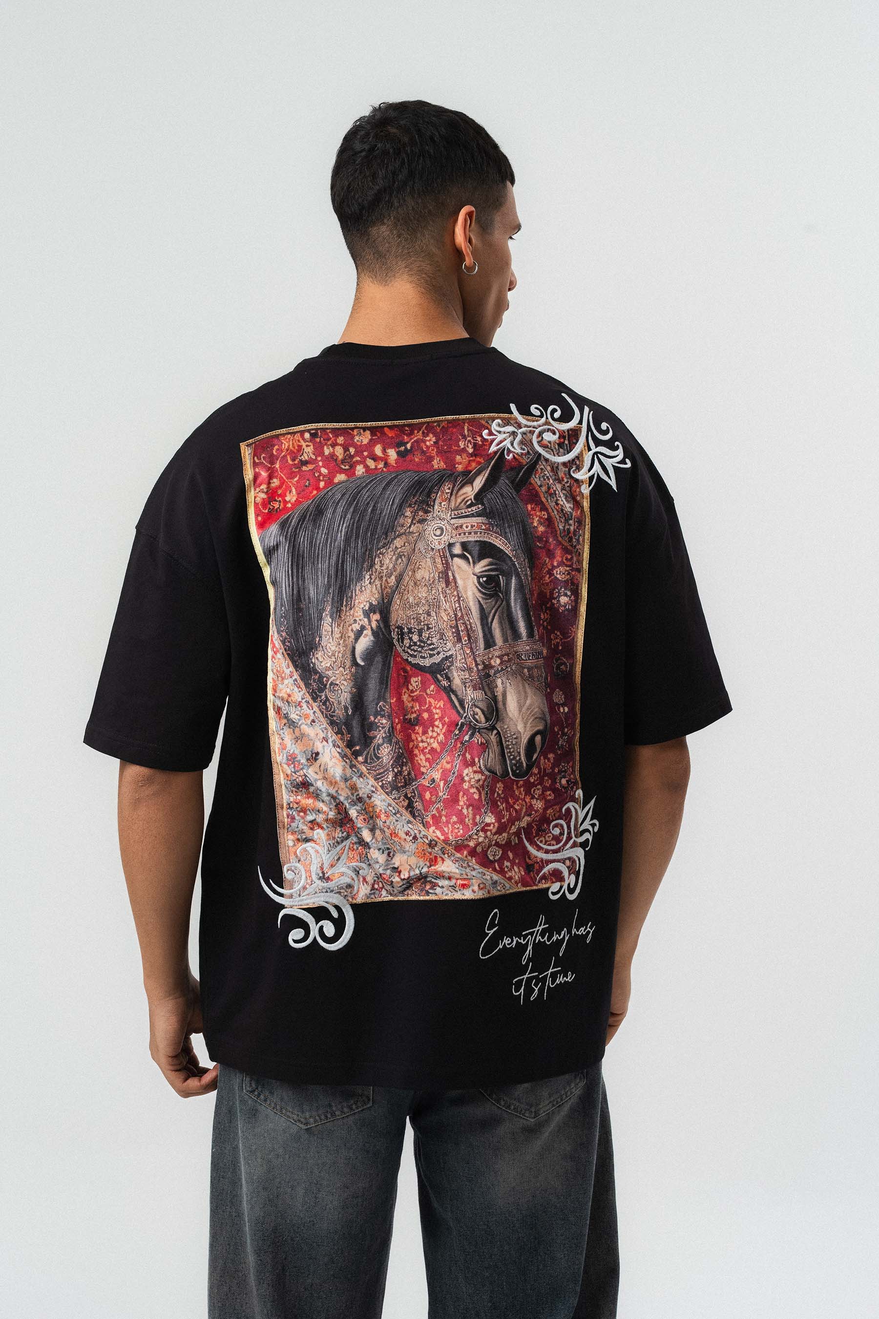 Everything Has Its Time Arkası Desenli Siyah Oversize Baskılı T-Shirt