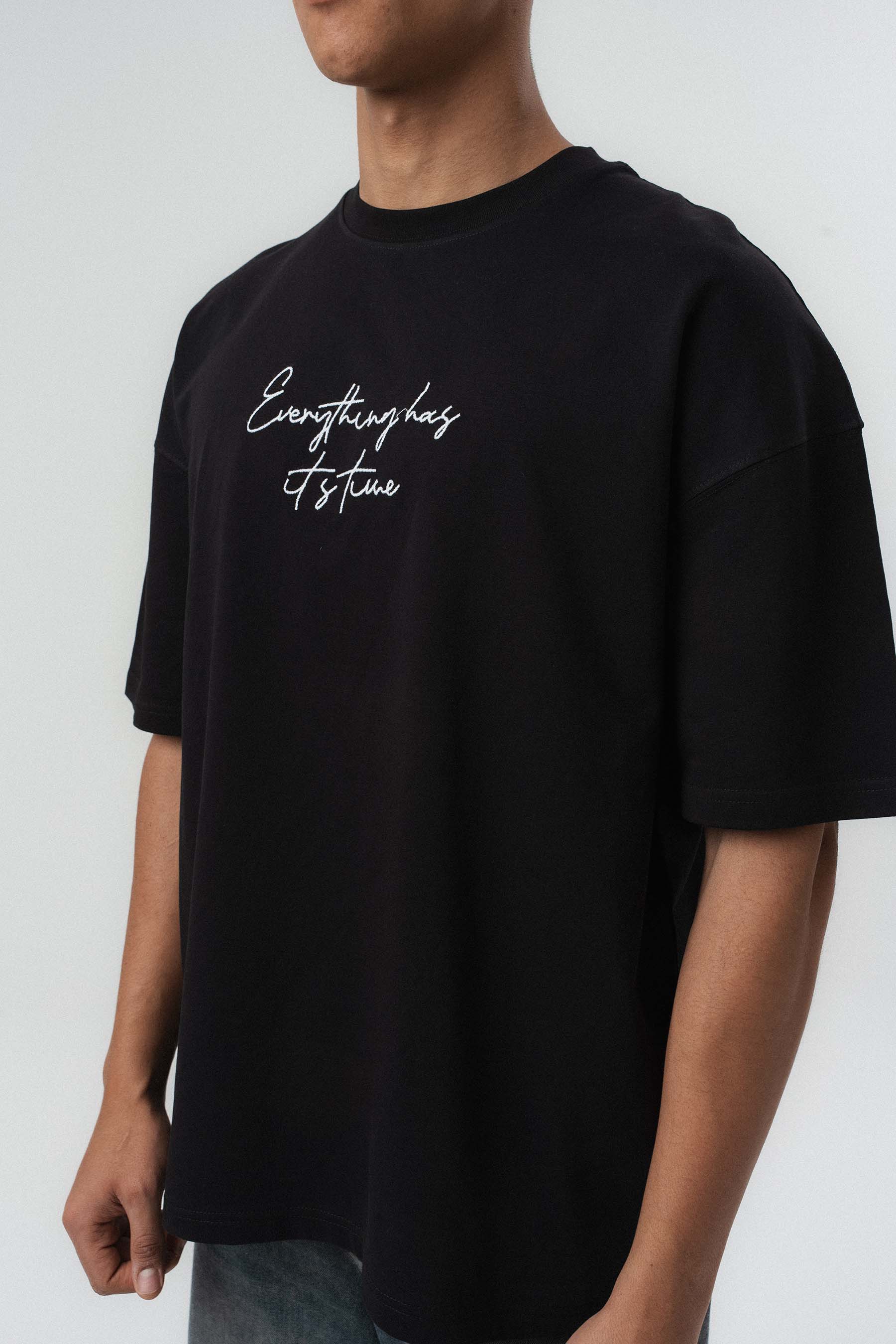 Everything Has Its Time Arkası Desenli Siyah Oversize Baskılı T-Shirt