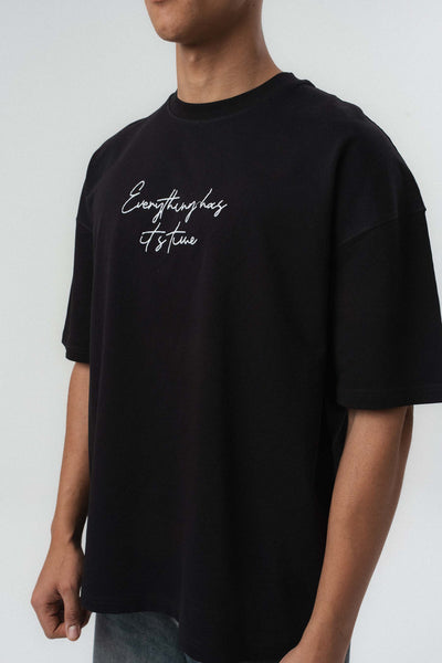 Everything Has Its Time Arkası Desenli Siyah Oversize Baskılı T-Shirt