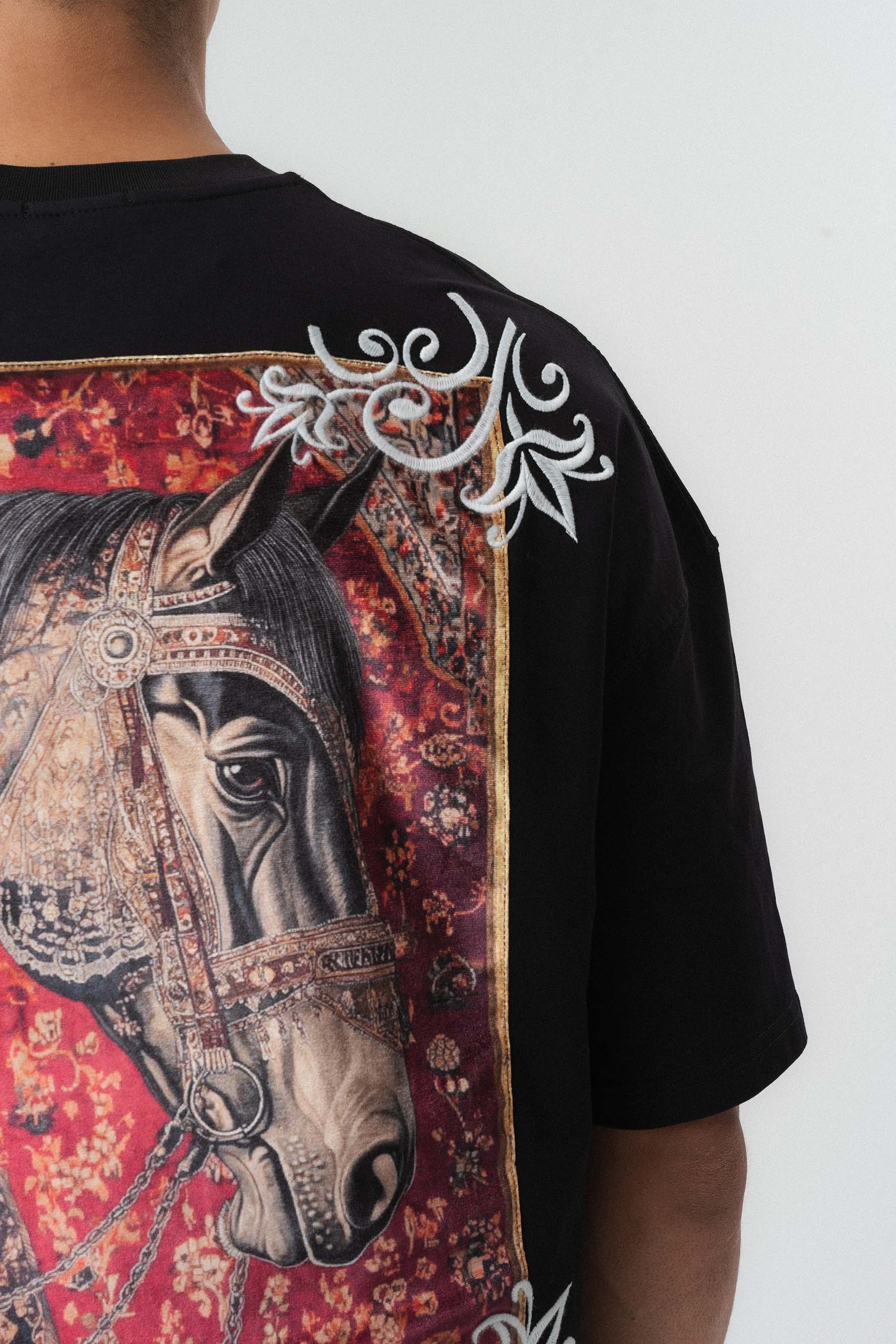Everything Has Its Time Arkası Desenli Siyah Oversize Baskılı T-Shirt