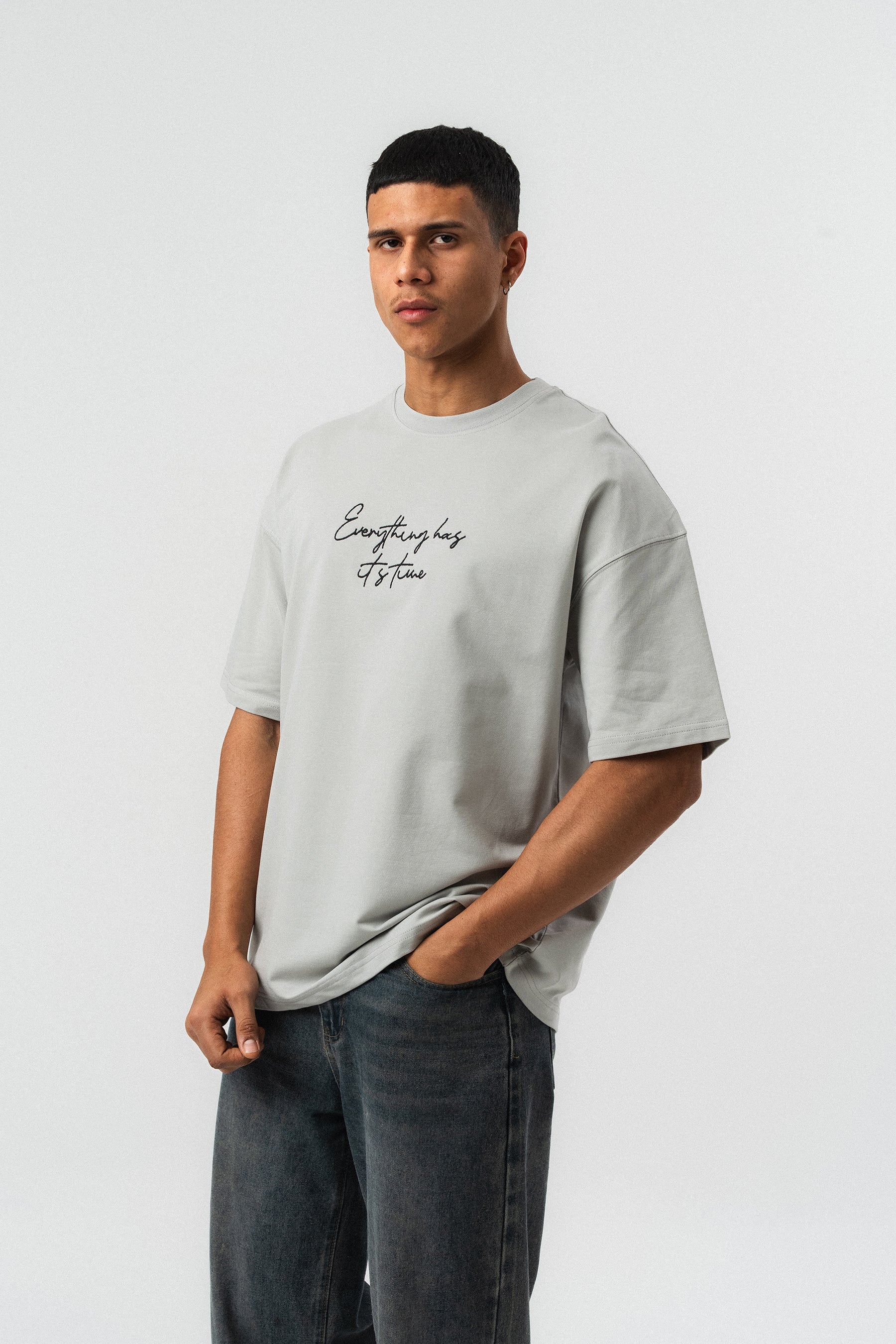 Everything Has Its Time Arkası Desenli Gri Oversize Baskılı T-Shirt