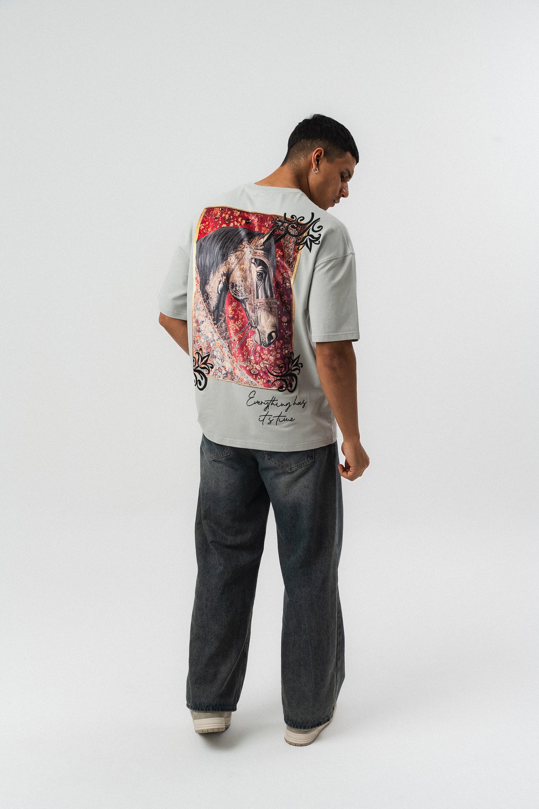 Everything Has Its Time Arkası Desenli Gri Oversize Baskılı T-Shirt