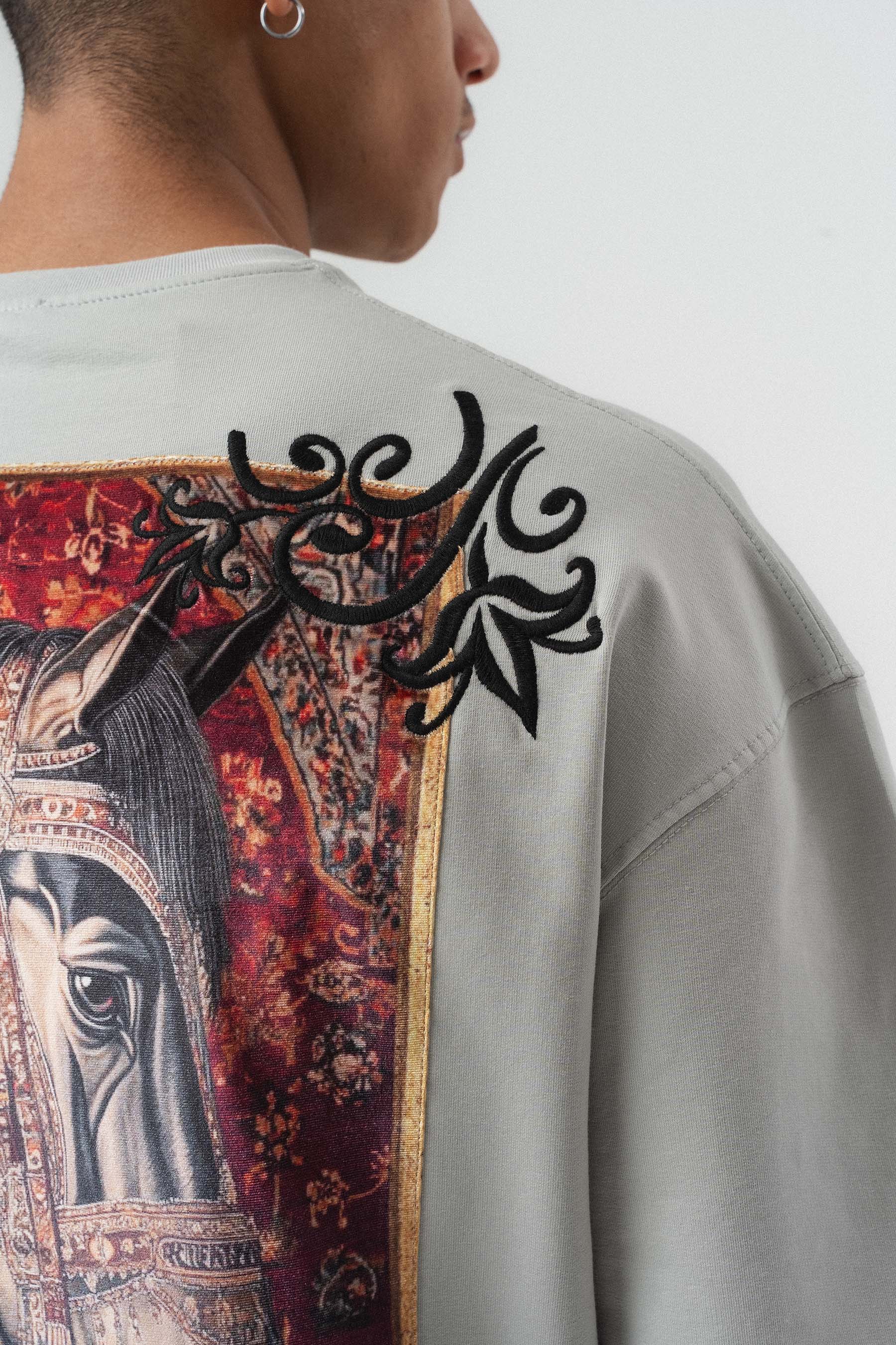 Everything Has Its Time Arkası Desenli Gri Oversize Baskılı T-Shirt