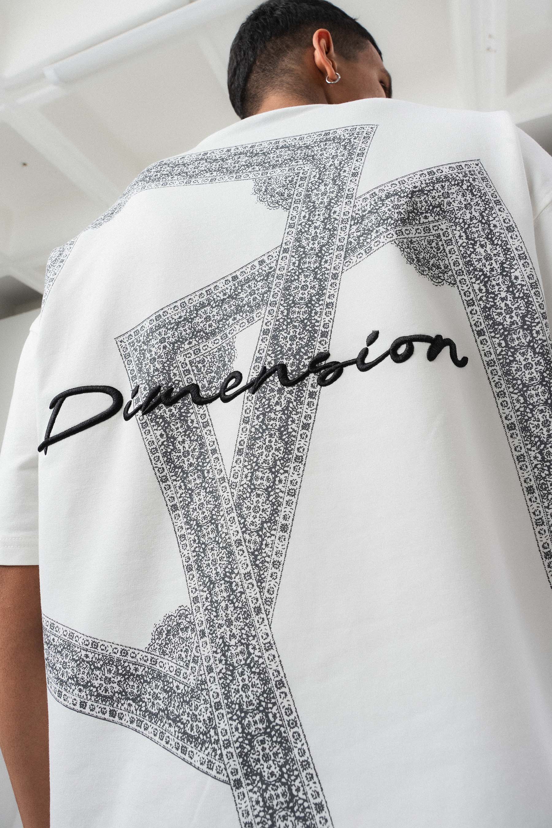 Etnik Desen Nakış Detaylı Beyaz Oversize Baskılı T-Shirt