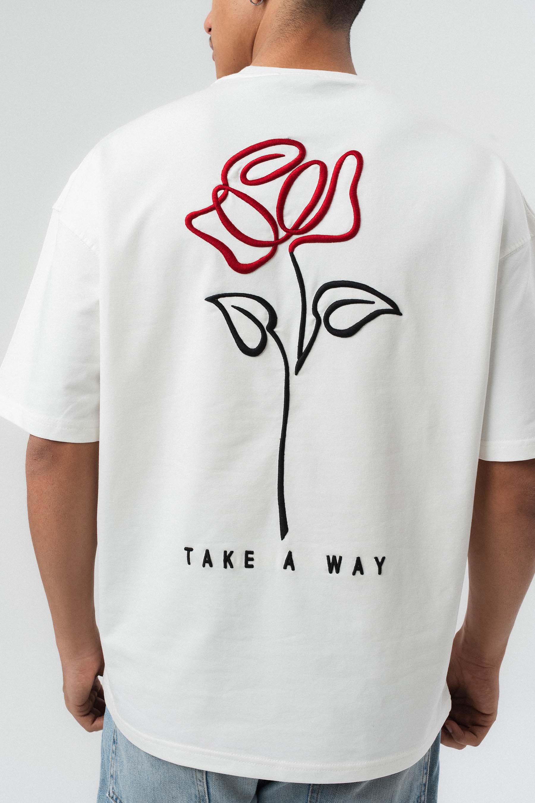 Etnik Desenli Nakış Detaylı Beyaz Oversize Baskılı T-Shirt