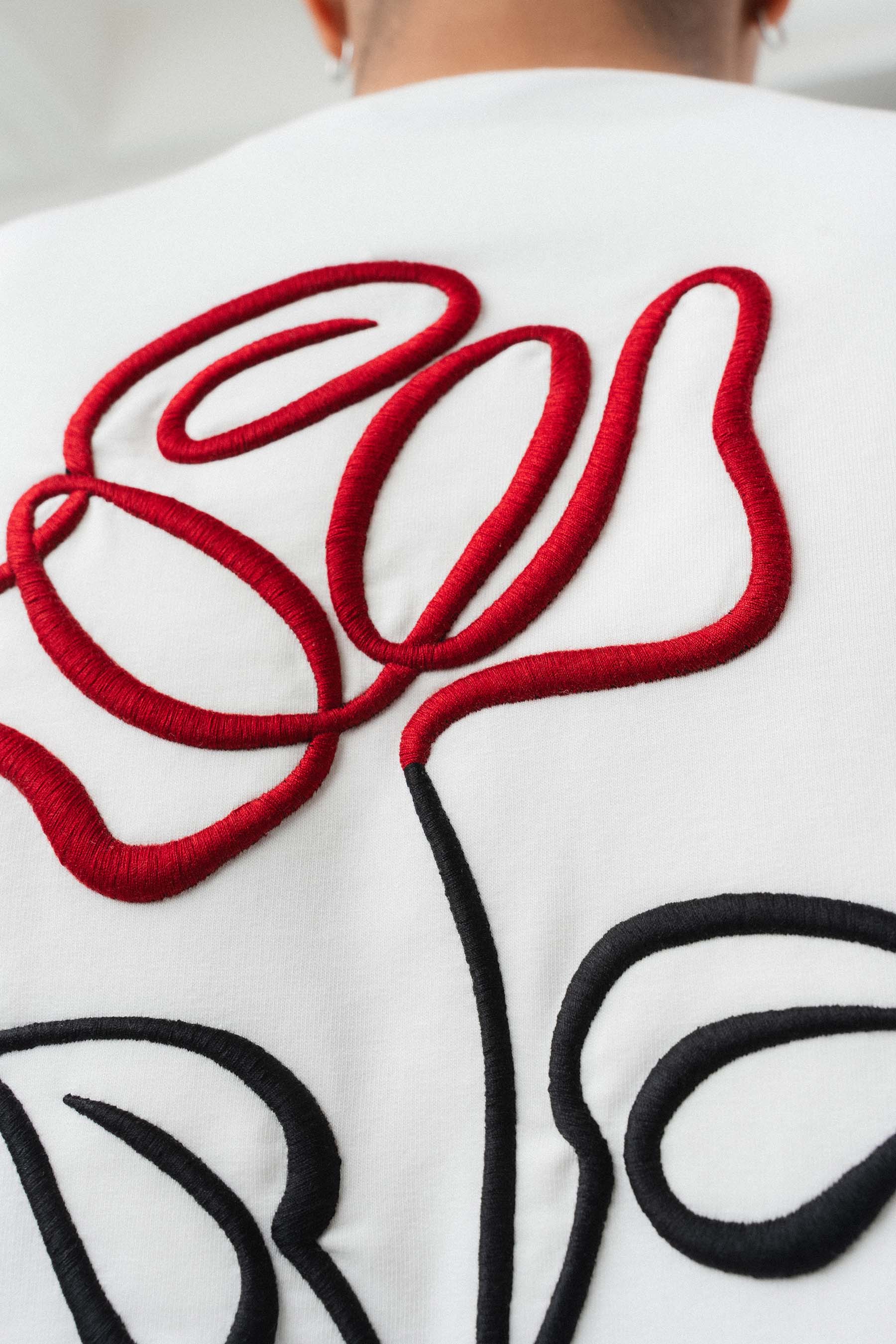 Etnik Desenli Nakış Detaylı Beyaz Oversize Baskılı T-Shirt