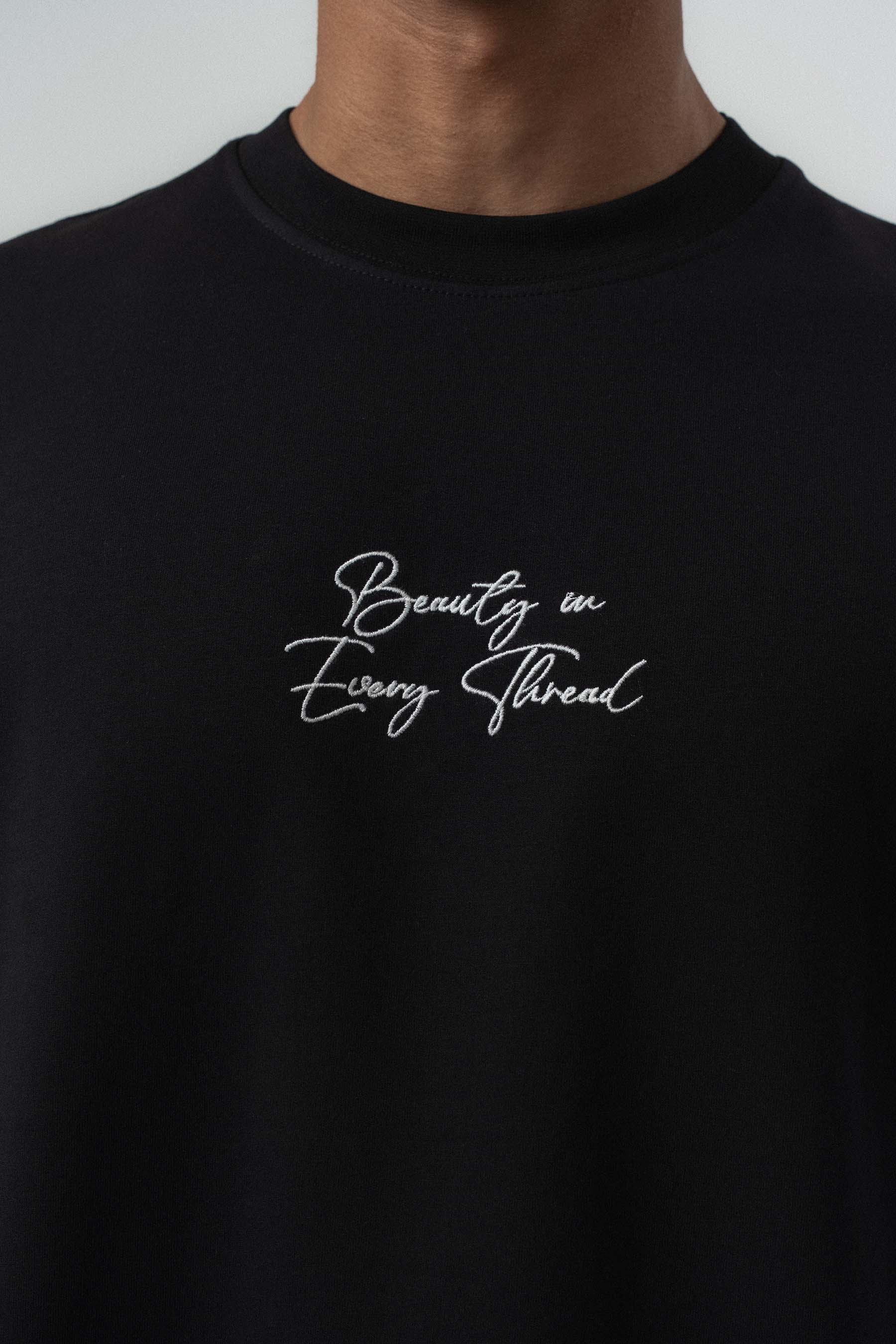 Etnik Desenli Nakış Detaylı Siyah Oversize Baskılı T-Shirt