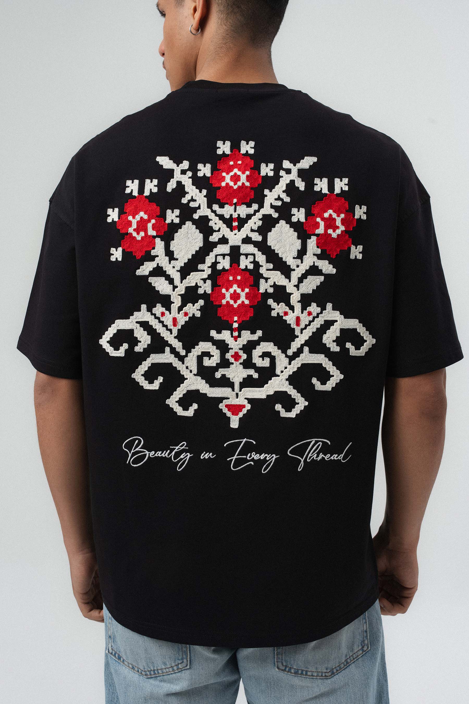 Etnik Desenli Nakış Detaylı Siyah Oversize Baskılı T-Shirt