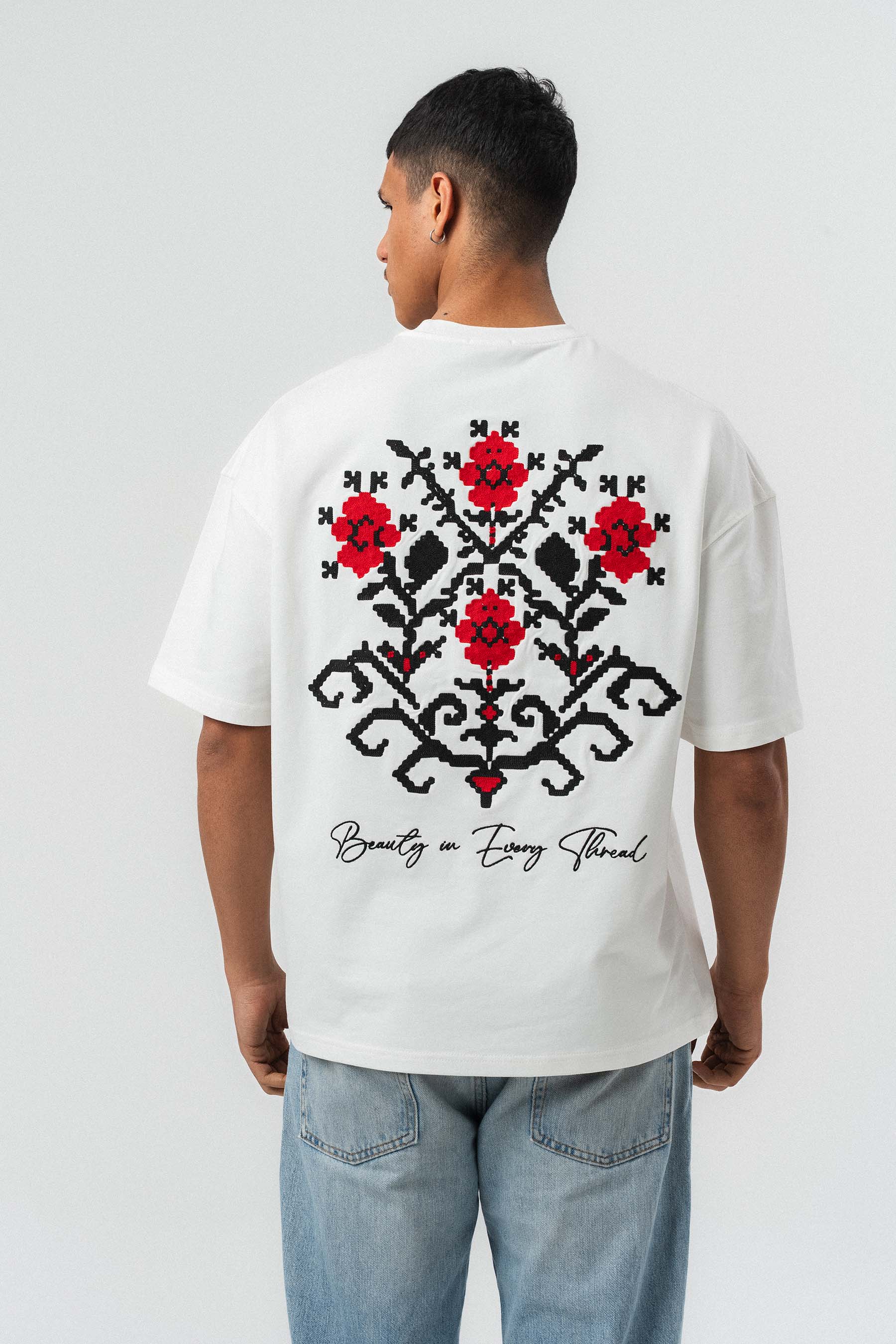 Etnik Desenli Nakış Detaylı Beyaz Oversize Baskılı T-Shirt