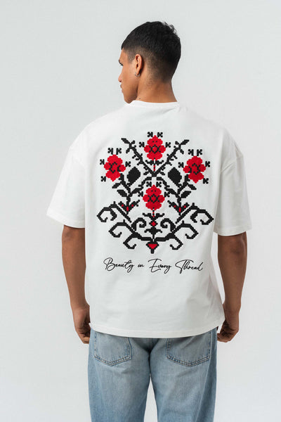 Etnik Desenli Nakış Detaylı Beyaz Oversize Baskılı T-Shirt