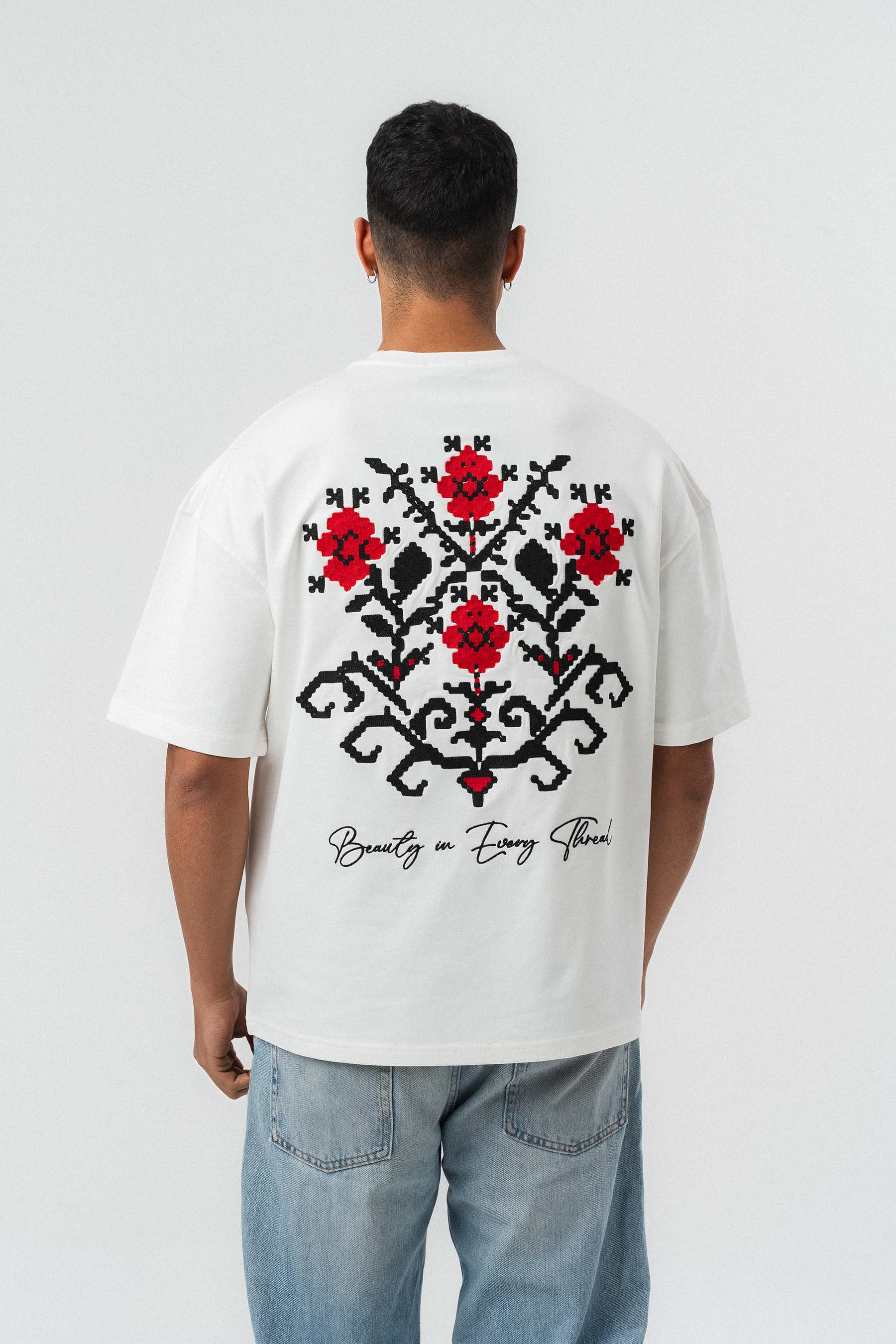 Etnik Desenli Nakış Detaylı Beyaz Oversize Baskılı T-Shirt