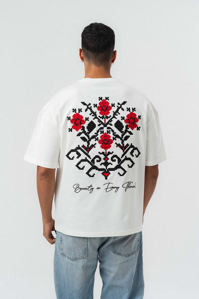 Etnik Desenli Nakış Detaylı Beyaz Oversize Baskılı T-Shirt