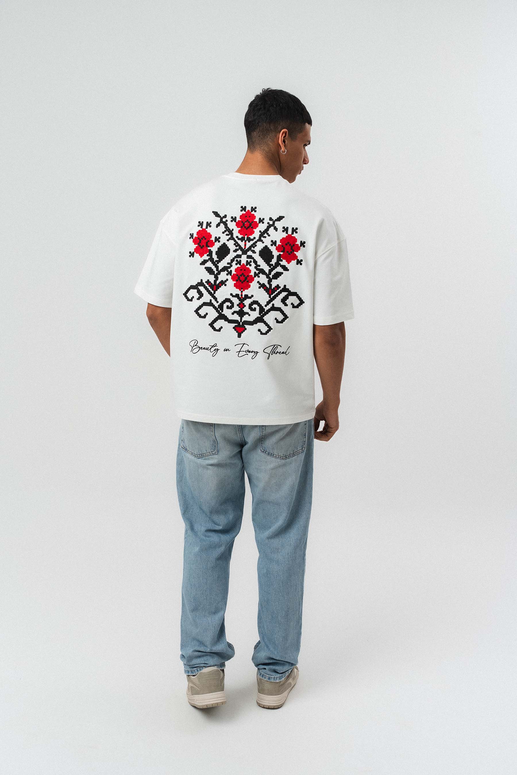 Etnik Desenli Nakış Detaylı Beyaz Oversize Baskılı T-Shirt
