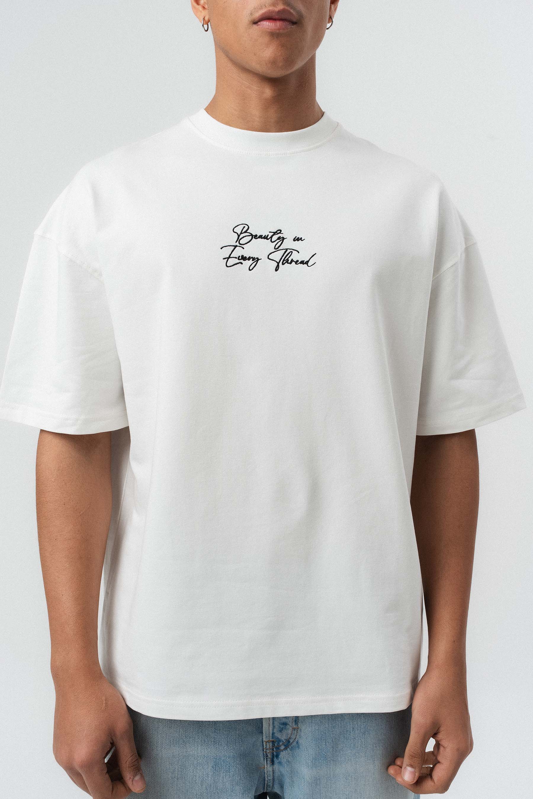 Etnik Desenli Nakış Detaylı Beyaz Oversize Baskılı T-Shirt