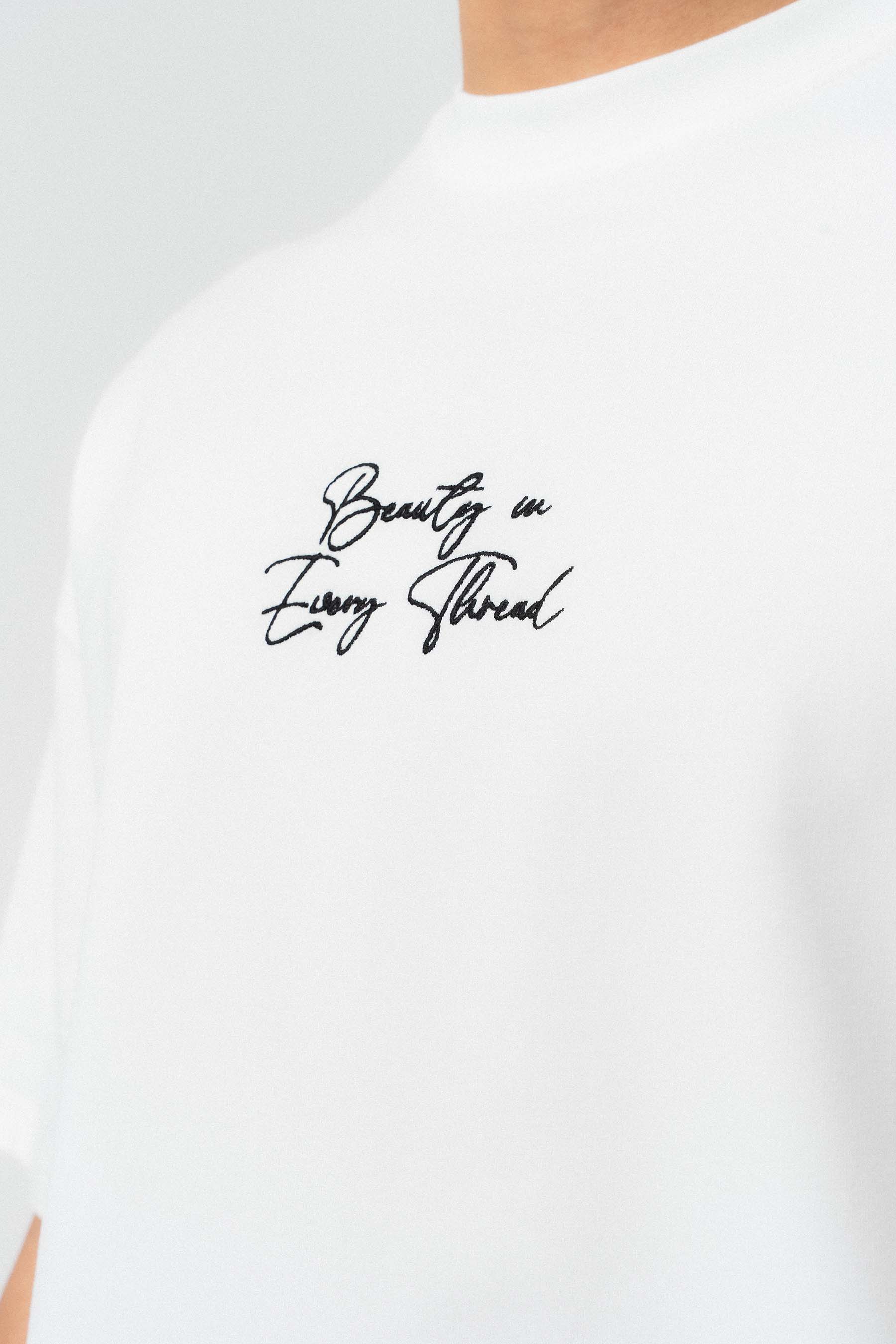 Etnik Desenli Nakış Detaylı Beyaz Oversize Baskılı T-Shirt