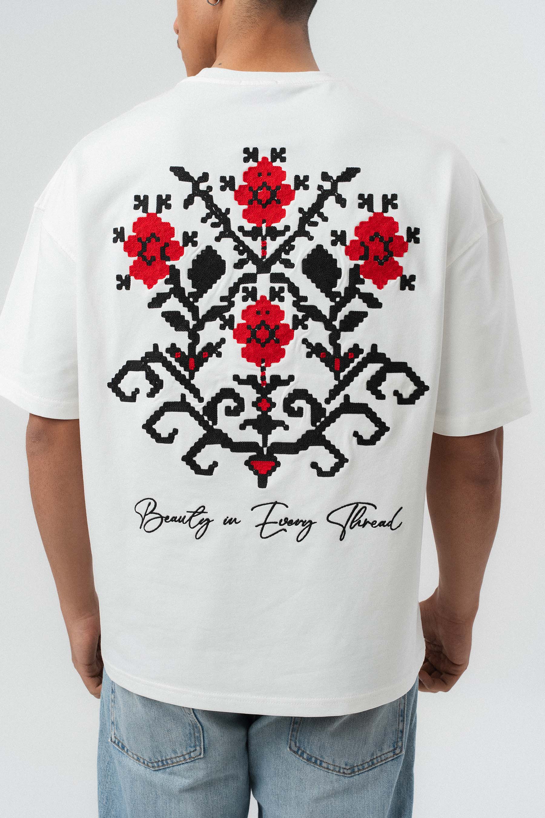 Etnik Desenli Nakış Detaylı Beyaz Oversize Baskılı T-Shirt