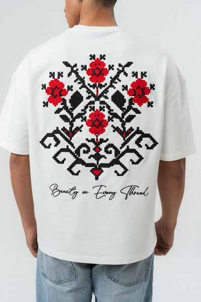 Etnik Desenli Nakış Detaylı Beyaz Oversize Baskılı T-Shirt