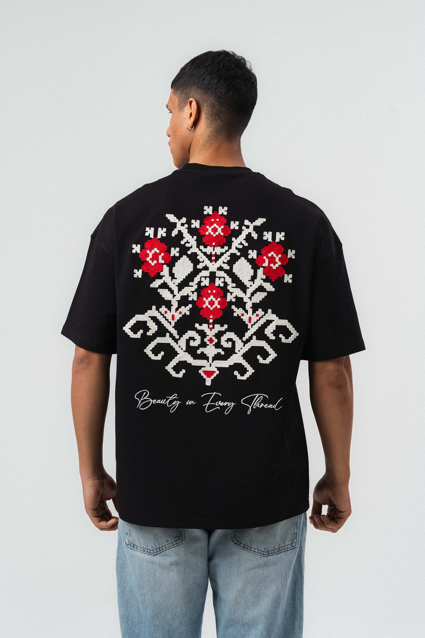 Etnik Desenli Nakış Detaylı Siyah Oversize Baskılı T-Shirt