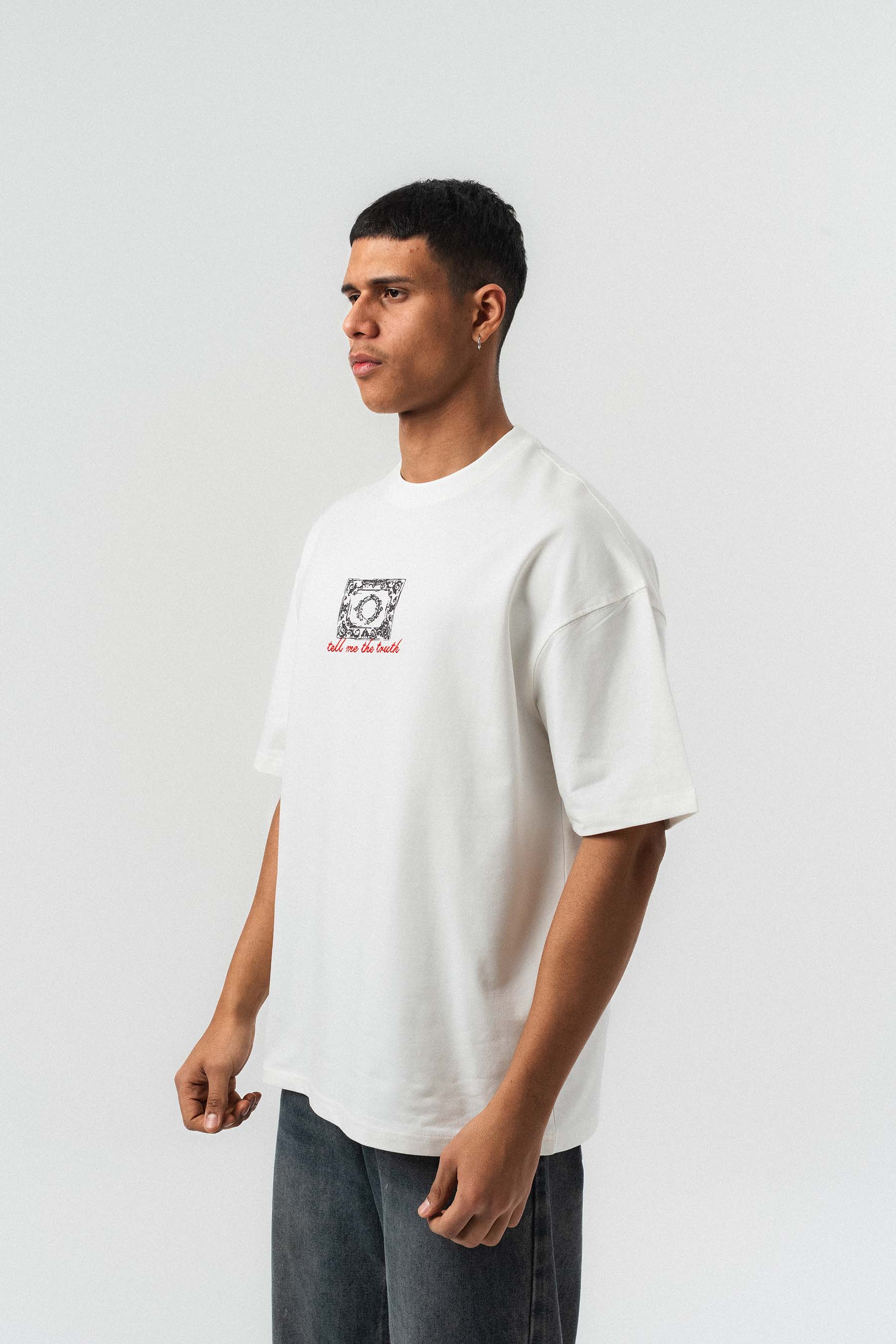 Tell me The Truth Nakış Detaylı Beyaz Oversize Baskılı T-Shirt