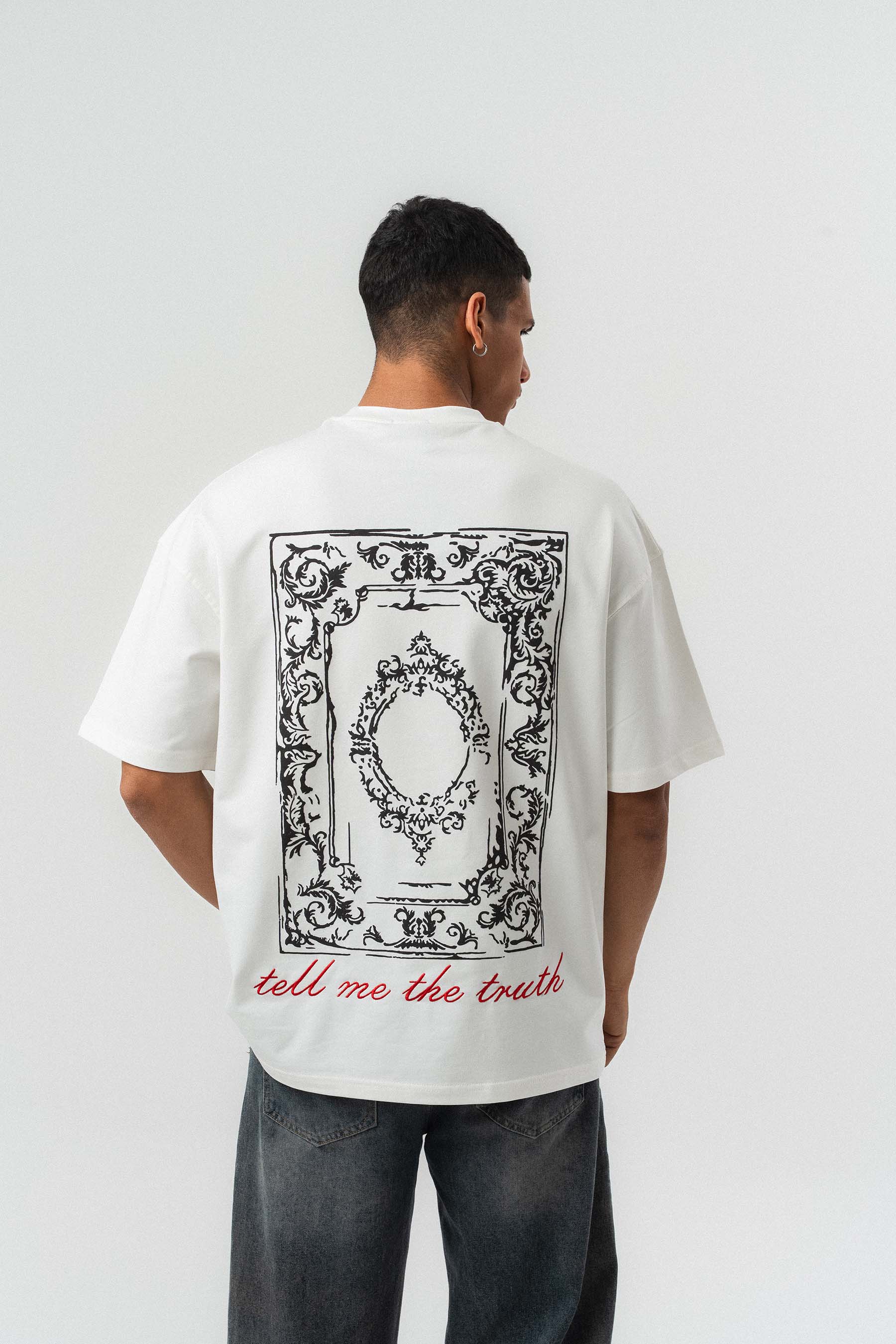 Tell me The Truth Nakış Detaylı Beyaz Oversize Baskılı T-Shirt