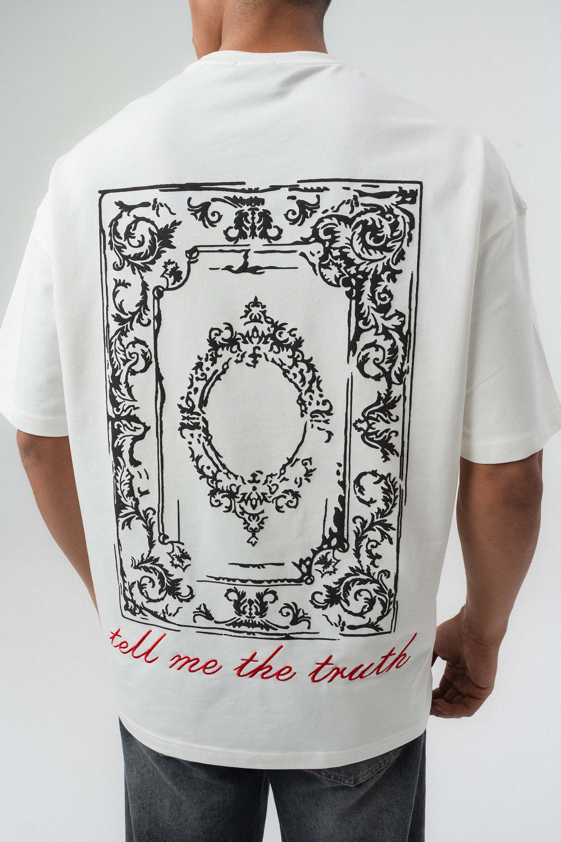 Tell me The Truth Nakış Detaylı Beyaz Oversize Baskılı T-Shirt