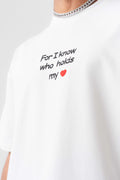 Who Holds My Heart Beyaz Oversize Baskılı T-Shirt