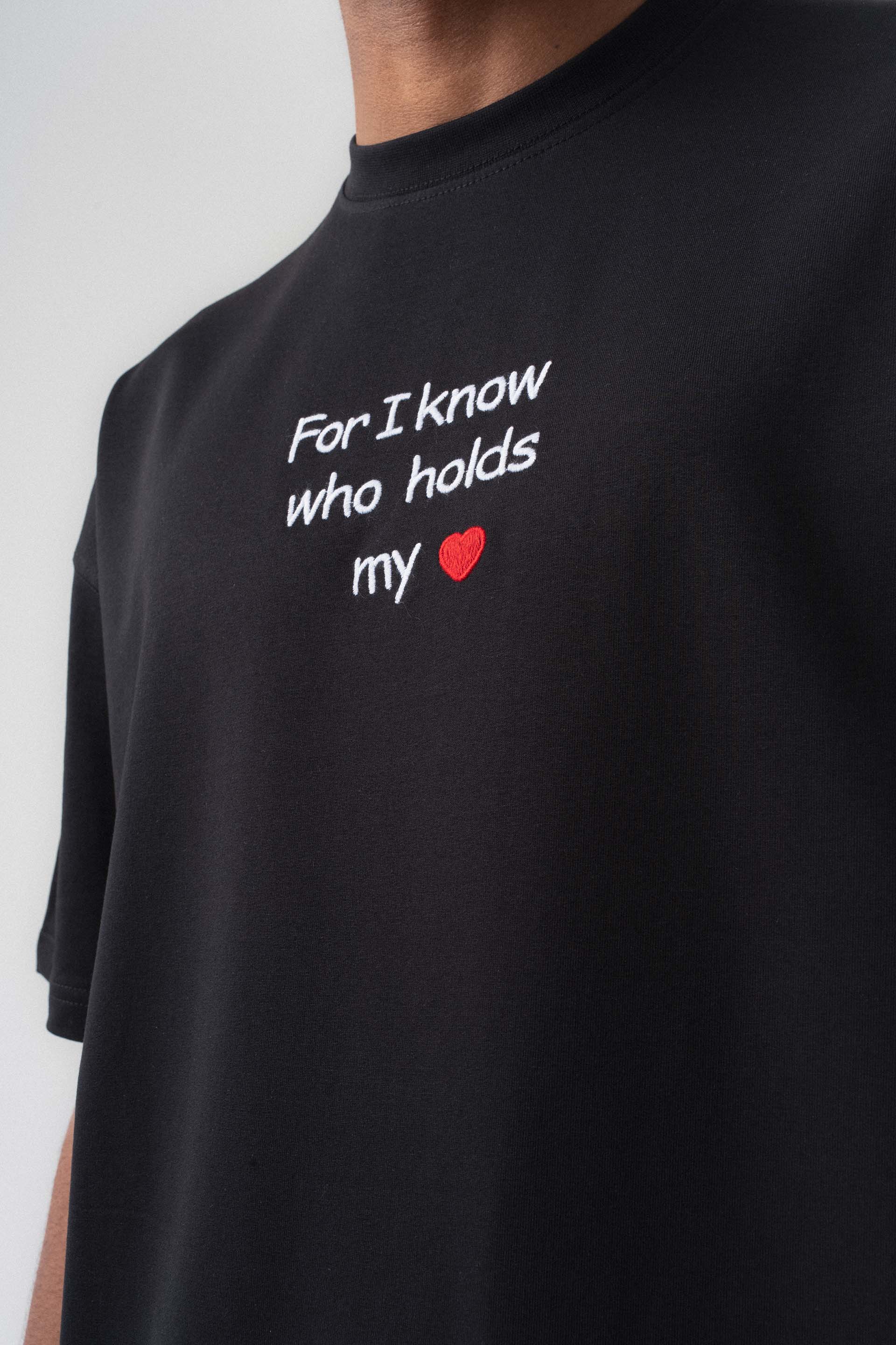 Who Holds My Heart Siyah Oversize Baskılı T-Shirt
