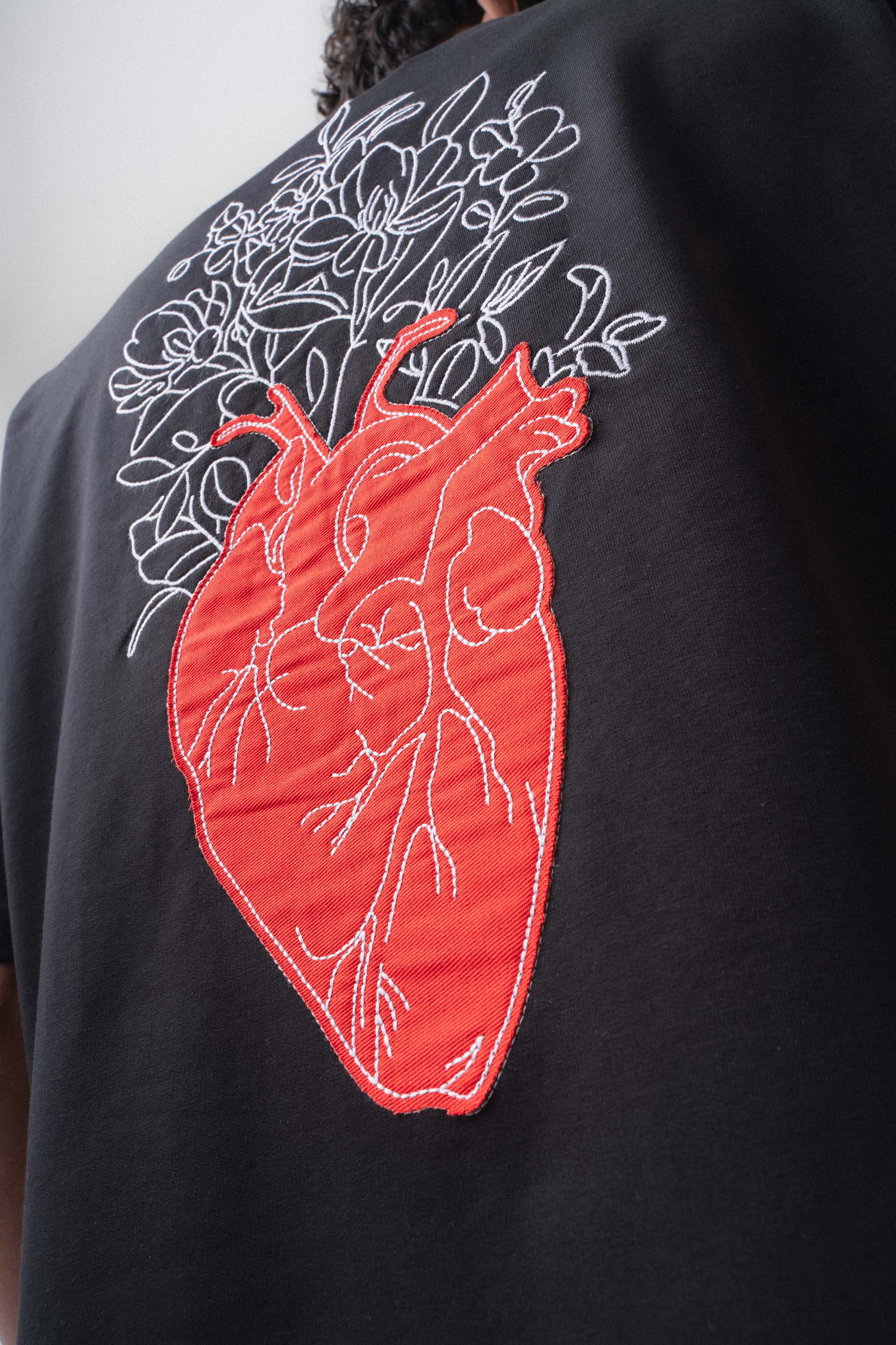 Who Holds My Heart Siyah Oversize Baskılı T-Shirt