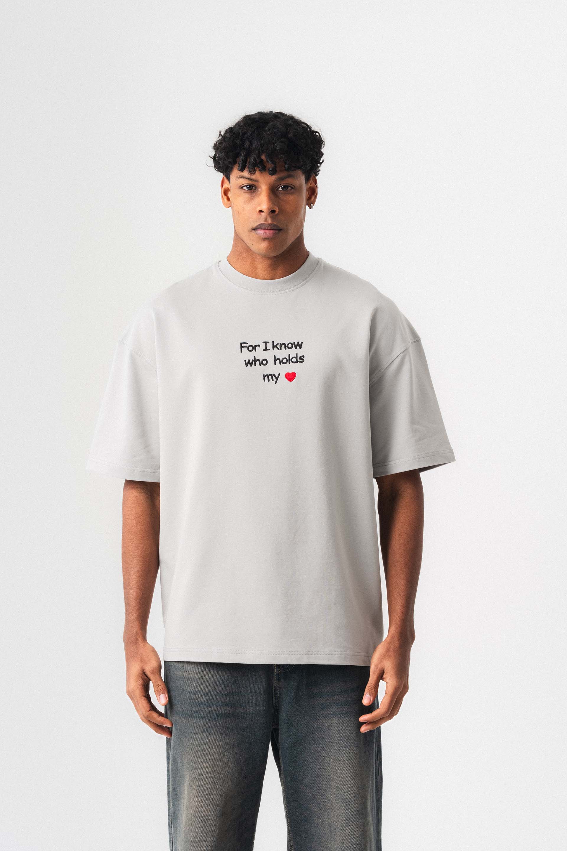 Who Holds My Heart Gri Oversize Baskılı T-Shirt