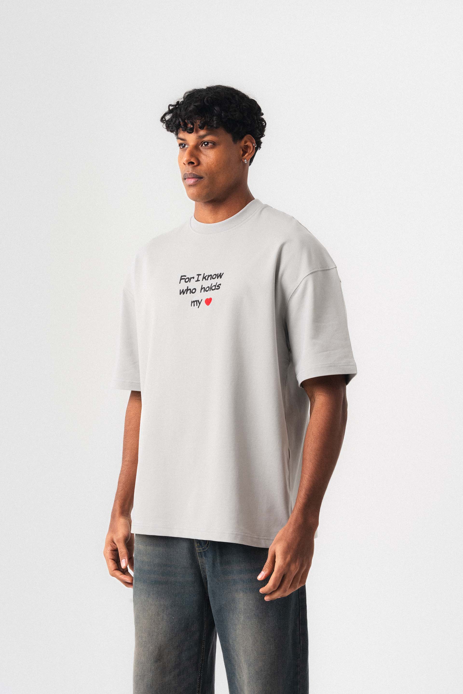 Who Holds My Heart Gri Oversize Baskılı T-Shirt